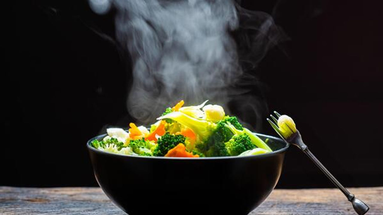 65 డిగ్రీల కంటె ఎక్కువ ఉష్ణోగ్రత ఉన్న ఆహార పదార్థాలు లేదా పానీయాలు తీసుకోవడం వలన అనేక సమస్యలు ఎదురు అవుతాయంట. మరీ ముఖ్యంగా అన్న వాహికలోని సన్నని పొర కాలిపోతుందంట. దీని వలన భవిష్యత్తులో అనేక సమస్యలు ఏర్పడే ప్రమాదం ఉంది. అందుకే ఎట్టి పరిస్థితుల్లో అతిగా వేడి ఉండే ఆహారాలు తీసుకోకూడదంటున్నారు ఆరోగ్య నిపుణులు.