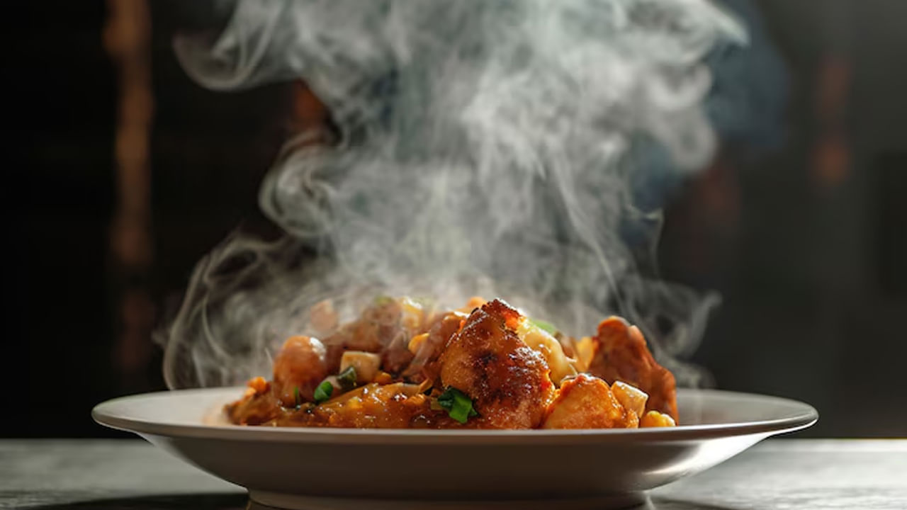 అదే విధంగా కొన్ని సార్లు వేడి వేడి ఆహారం లేదా టీ, కాఫీ వంటి డ్రింక్స్ తాగుతున్నప్పుడు నాలుక లేదా కడుపులో వేడిగా, కాలి నట్లుగా అనిపిస్తుంది. ఇలాంటి సమయంలో మరోసారి అస్సలే వేడి ఫుడ్ తీసుకోకూడదంట. దీని వలన కడుపులో మంట కణజాలంలో మార్పులు సంభవించి, క్యాన్సర్‌కు దారితీసే ప్రమాదం ఉన్నదంట.