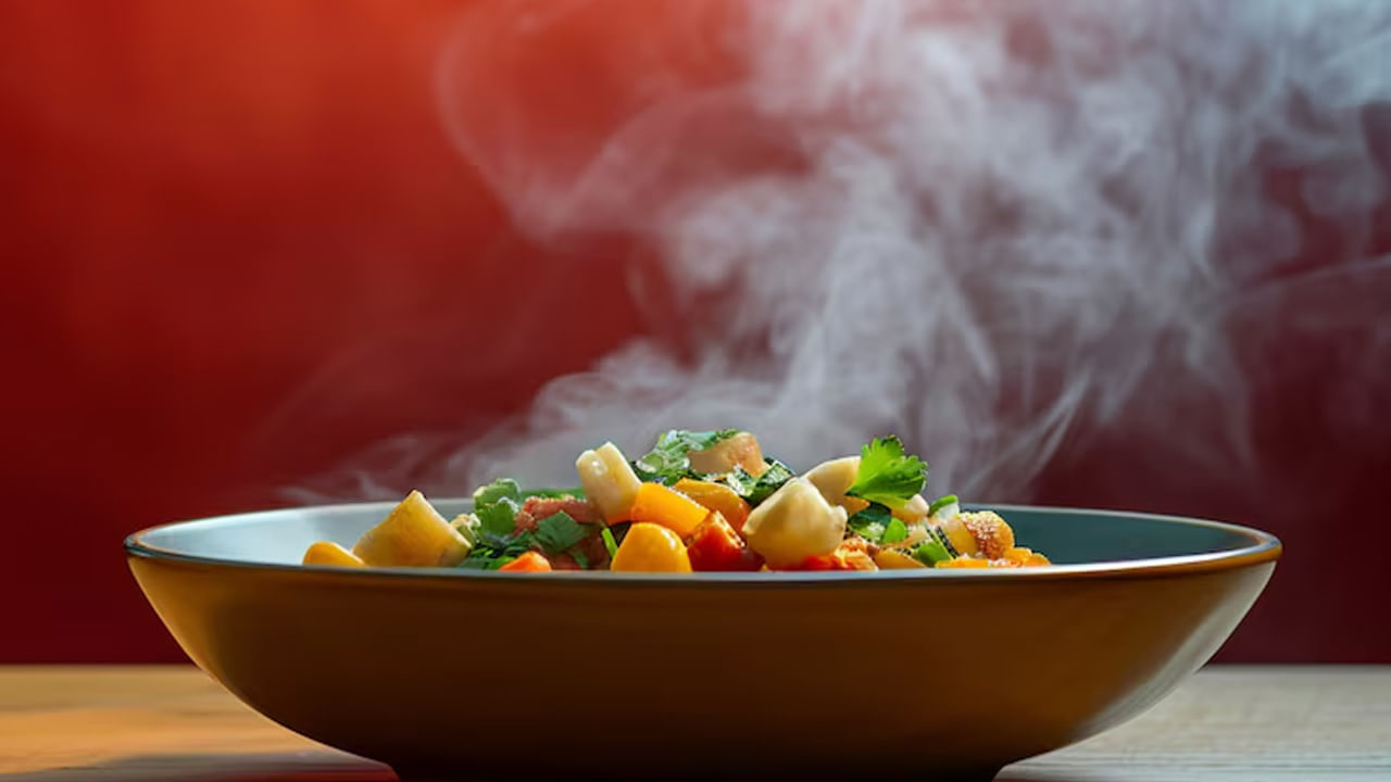 కొన్ని సార్లు వేడి వేడి అన్నం తినాలంటే ఇబ్బంది ఏర్పడుతుంది. ముఖ్యంగా నాలుక చాలా సున్నితంగా కాలినట్లు అనిపించడంతో ఆహారం తీసుకోవడం కష్టమవుతుంది. అయితే అలాంటి సందర్భాల్లో వేడి వేడి అన్నం అస్సలే తీసుకోకూడదంట. ఇది మీ శరీరానికి ఒక హెచ్చిరికగా భావించాలంట. లేకపోతే అనేక సమస్యలు ఎదుర్కోవాల్సి వస్తుందంట.