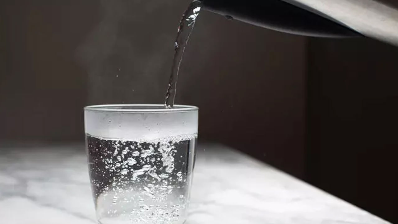 మార్నింగ్ లేవగానే ఒక గ్లాస్ గోరువెచ్చటి నీటితో  మీరు మీ రోజును ప్రారంభించడం వలన ఇది శరీరంలోని వ్యర్థాలను తొలిగిస్తుందంట. తలనొప్పి, గొంతు సమస్యలు, ముక్కు దిబ్బడ వంటి సమస్యల నుంచి ఉశమనం కలిగేలా చేస్తుంది. అలాగే బరువు తగ్గడానికి కూడా ఉపయోగపడుతుంది. అందుకే ప్రతి రోజూ ఒక గ్లాస్ గోరు వెచ్చటి నీటిని తాగాలని సూచిస్తున్నారు ఆరోగ్య నిపుణులు.