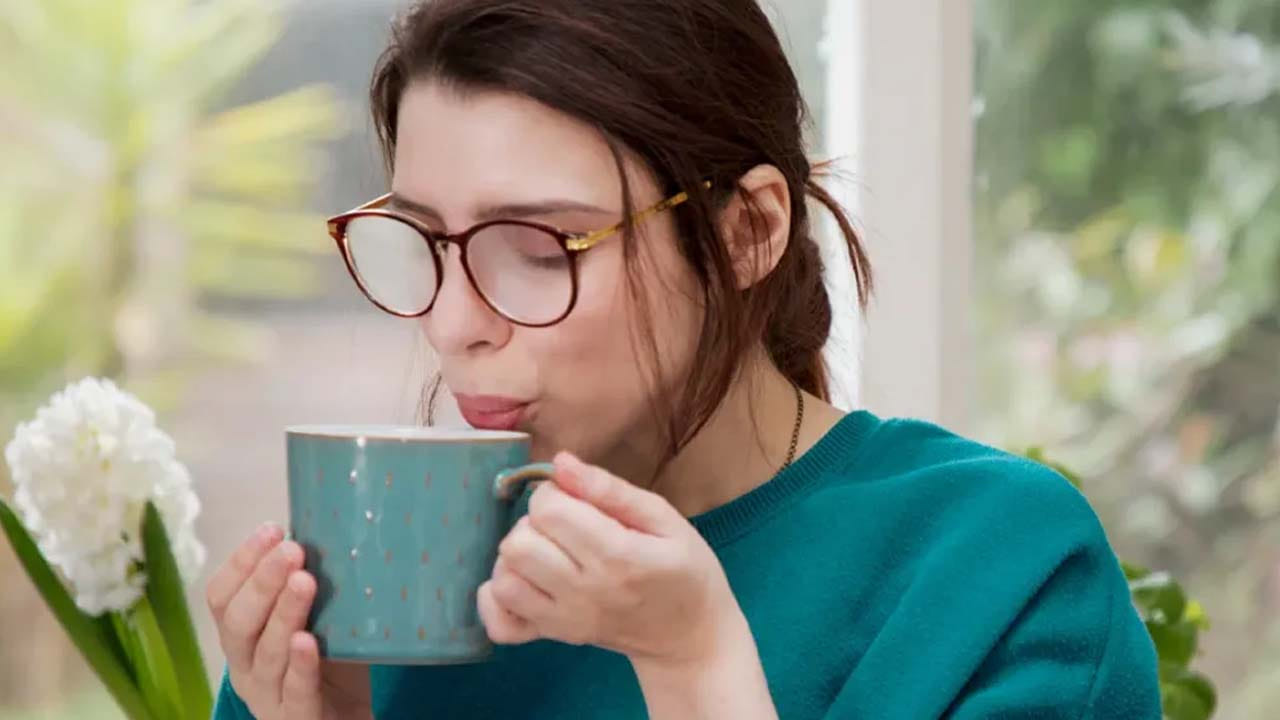 ప్రతి రోజూ ఉదయం ఒక గ్లాస్ గోరు వెచ్చటి నీటితో మీ రోజును ప్రారంభించడం వలన ఇది రక్తప్రసరణను మెరుగుపరుస్తుందంట. అంతే కాకుండా శరీరాన్ని హైడ్రేట్ చేస్తుంది.  బాడీ టెంపరేచర్‌ను తగ్గిస్తుంది. రాత్రి సమయంలో జీర్ణక్రియ వలన కోల్పోయిన  ద్రవాలను నింపడంలో ఇది ఉపయోగపడుతుంది. దీని వలన డీ హైడ్రేషన్ సమస్య రాదు.