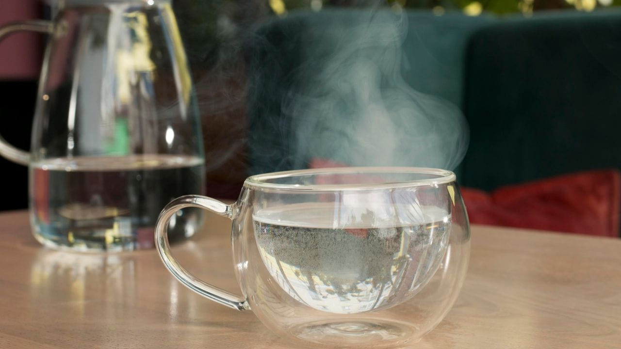 చర్మ ఆరోగ్యానికి గోరు వెచ్చటి నీరు చాలా మంచిది. వీటిని ప్రతి రోజూ తాగడం వలన ఇది చర్మాన్ని నిగారింపుగా తయారు చేస్తుంది.మొటిమలు వంటి సమస్యలను తగ్గిస్తుంది. అలాగే వేడి నీరు శరీరం నుంచి మలినాలను తొలిగించి, చర్మానికి సహజమైన మెరుపును అందిస్తుంది. అదే విధంగా చర్మ సమస్యలు రాకుండా కాపాడుతుందంట.