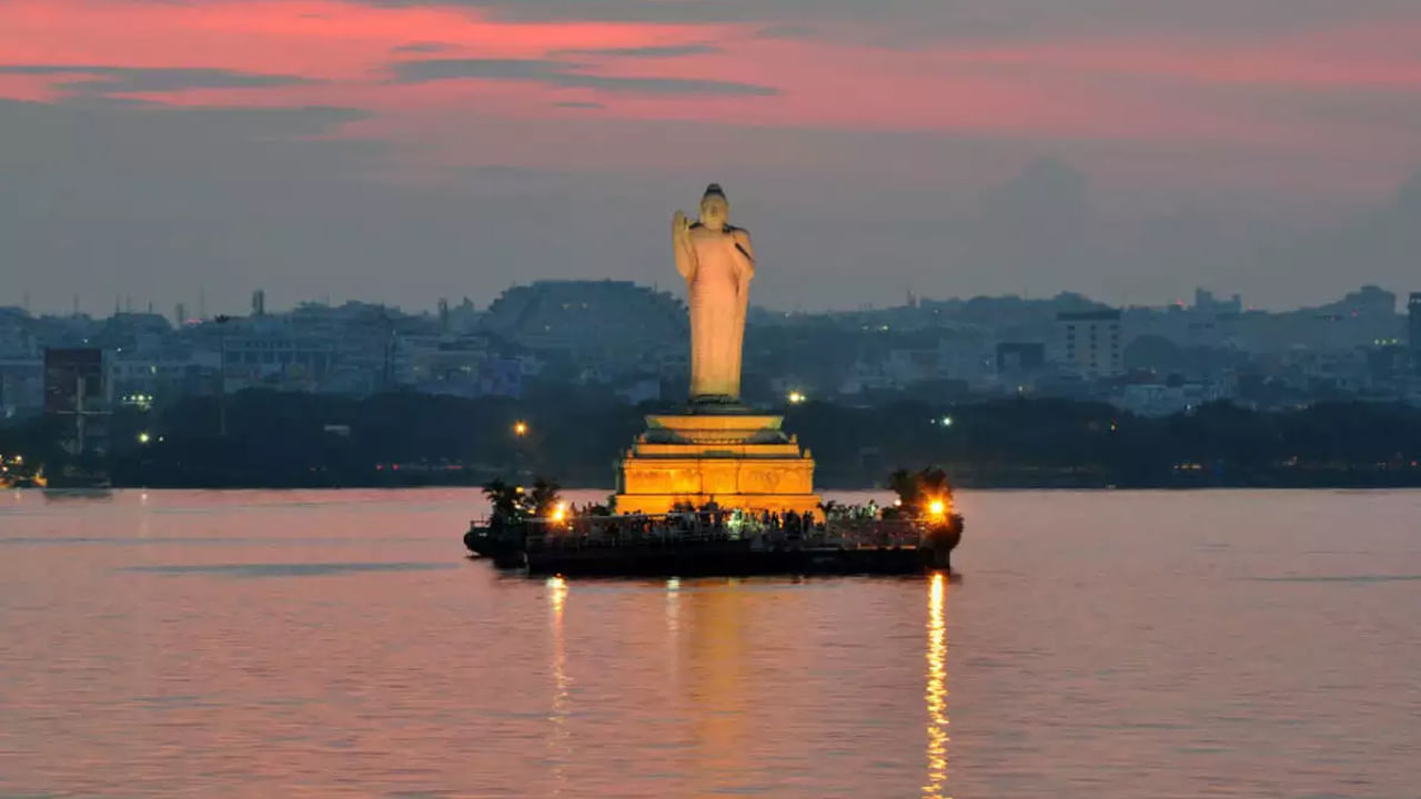 హుస్సేన్ సాగర్ సరస్సు: 1563లో ఇబ్రహీం కులీ కుతుబ్ షా పాలనలో హైదరాబాద్ ప్రసిద్ధ సరస్సులలో ఒకటైన హుస్సేన్ సాగర్‌ నిర్మించబడింది. ఈ సరస్సు 5.7 చదరపు కిలోమీటర్ల విస్తీర్ణంలో విస్తరించి ఉంది. జిబ్రాల్టర్ రాక్‌పై ఉన్న బుద్ధ విగ్రహం చూడటానికి పెద్ద సంఖ్యలో పర్యాటకులు ఈ సరస్సును సందర్శిస్తారు.