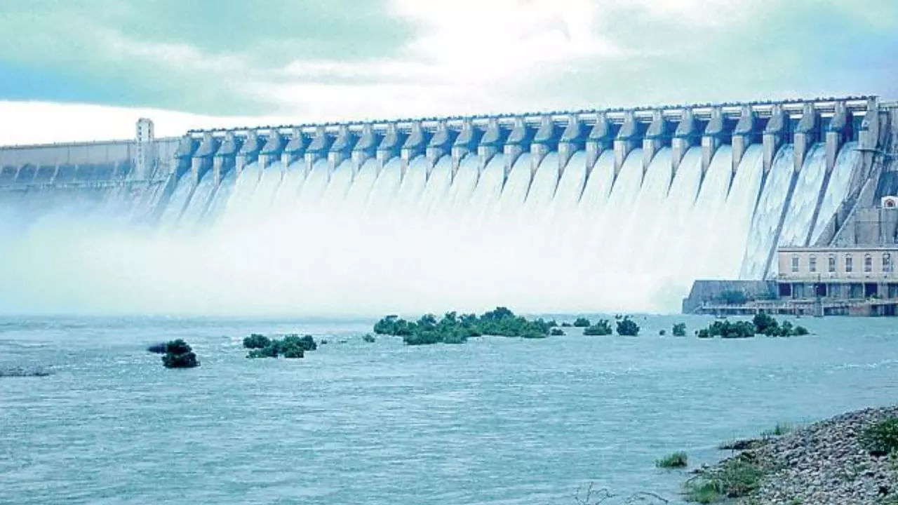 నాగార్జున సాగర్ :  భారతదేశంలోని అతిపెద్ద ఆనకట్టలలో ఒకటి. ఇక్కడి ప్రదేశం చాలా ప్రశాంతమైన వాతావరణాన్ని అందిస్తుంది. ఇక్కడ చుట్టూ ఉన్న పచ్చటి ప్రకృతి పర్యాటకులను ఎంతగానో ఆకర్షిస్తుంది.