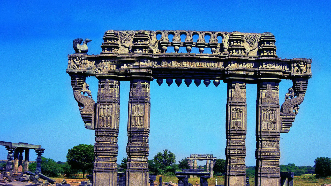 వరంగల్ : వరంగల్ తెలంగాణ సాంస్కృతిక రాజధానిగా గుర్తింపు పొందిన వరంగల్ ఒకప్పుడు పురాణ కాకతీయ రాజవంశం యొక్క రాజ్యం మరియు స్థానం. 3వ శతాబ్దం నాటి ఈ నగరం గొప్ప చారిత్రక వారసత్వాన్ని కలిగి ఉంది .ఇక్కడ రాజభవనాలు, దేవాలయాలు, పురాతన ఆలయాలు, సరస్సులు, వారసత్వ ప్రదేవాలకు ప్రసిద్ధి. అంతే కాకుండా సాంస్కృతిక గొప్పతనంతో ప్రశాంతమై వాతావరణం కలిగించే వరంగల్ తప్పక సందర్శించాల్సిందే.