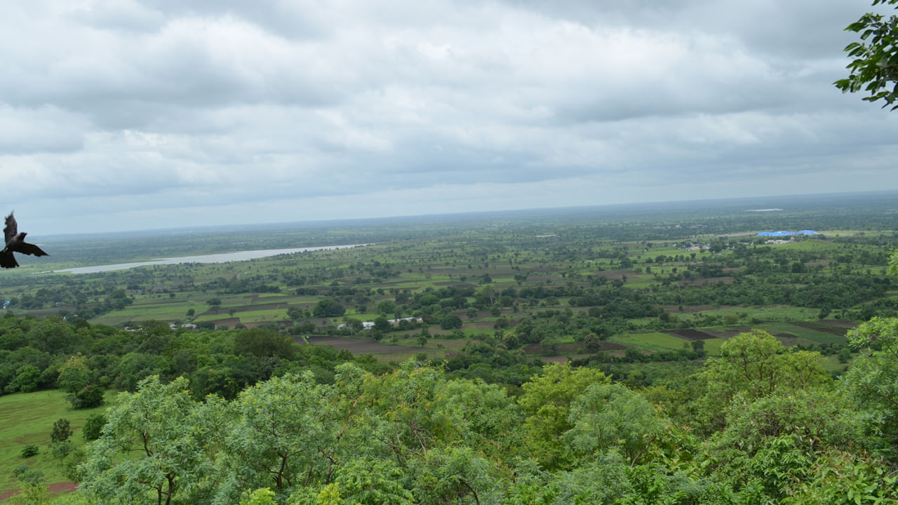 అనంతగిరి కొండలు :  హైదరాబాద్ దగ్గరలో ఉండే అనంతగిరి కొండలు మీ భాగస్వామితో కలిసి ఎంజాయ్ చేయడానికి బెస్ట్ ప్లేస్.  వీటికి తెలంగాణ ఊటీ అనే పేరు. అంత అందమైన పచ్చటి ప్రకృతి, కాఫీ తోటలు, అందమైన దృశ్యాలు, ప్రశాంతమైన వాతావరణం, ఎత్తైన హిల్ స్టేషన్స్ మధ్య మీ భాగస్వామితో కలిసి ఆనందంగా ఎంజాయ్ చేయవచ్చును. ఈ సందర్శన మీ జీవితంలో ఓ జ్ఞాపకంలా మిగిలిపోతుంది.