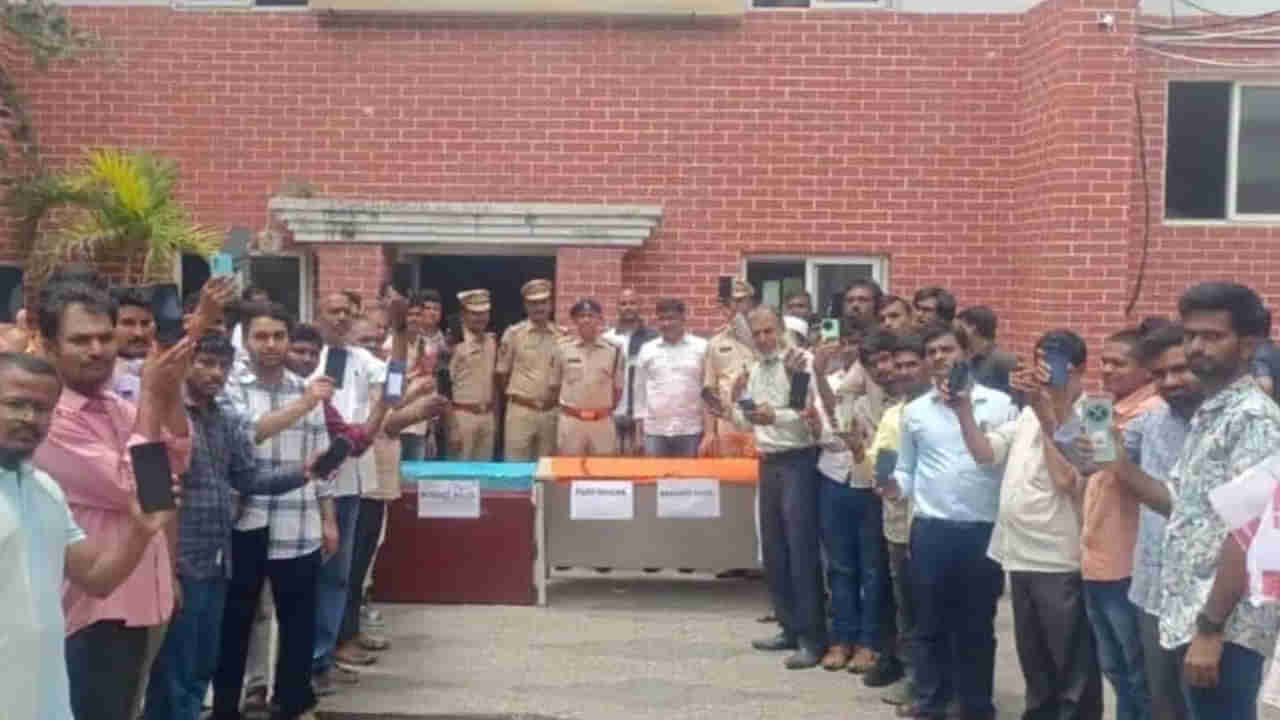 Hyderabad: సెల్‌ఫోన్ల రికవరీలో పోలీసుల దూకుడు.. 67 మొబైల్స్‌ను యజమానులకు అందజేత!