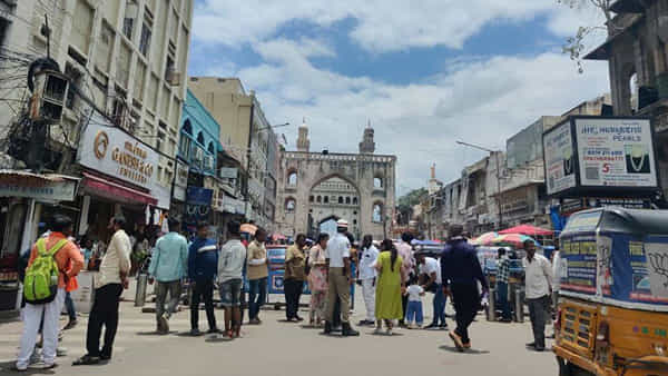 Hyderabad: ఓల్డ్ సిటీలో అనుమానాస్పదంగా ఇద్దరు వ్యక్తులు.. ఆపి చెక్ చేయగా...