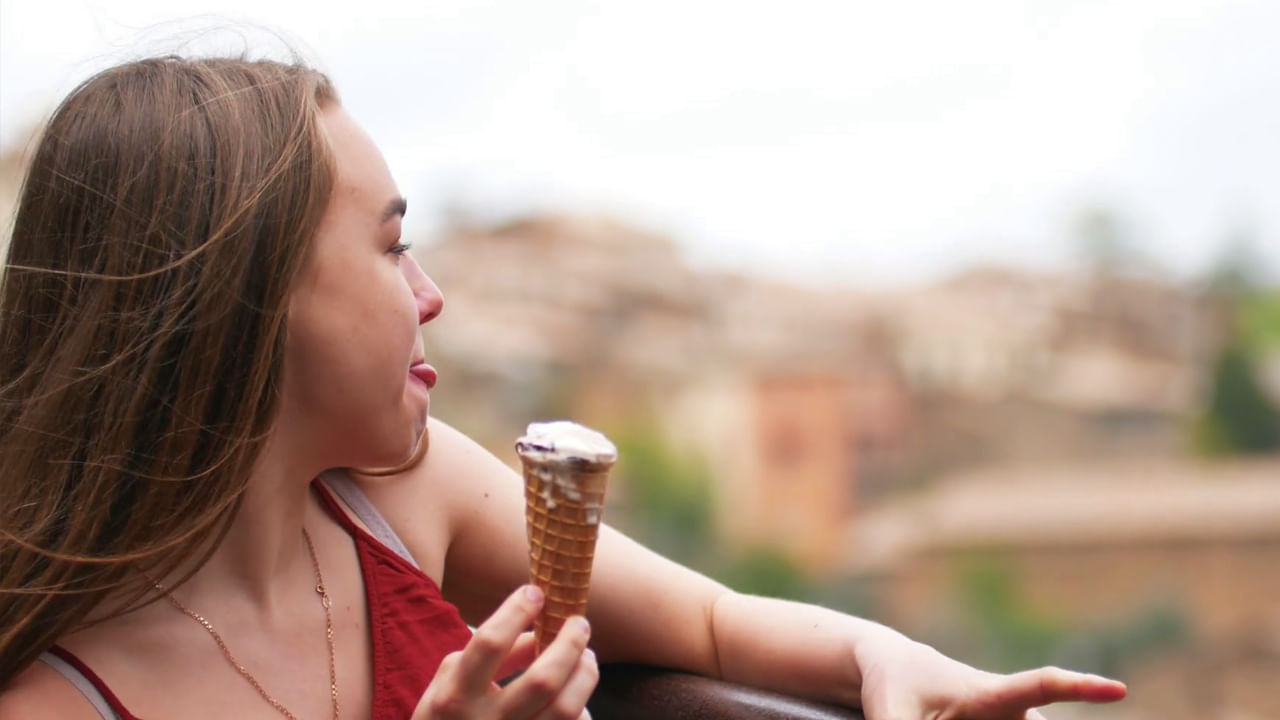 ఐస్ క్రీంలో చక్కెర, కేలరీలు, కొవ్వు ఉన్నందున ఊబకాయం, గుండె జబ్బుల ప్రమాదాన్ని పెంచుతాయి. ఇది తినటం వల్ల శరీరంలో ట్రైగ్లిజరైడ్స్, కొలెస్ట్రాల్ స్థాయిలు అధికం పెరిగిపోతాయి. దీని కారణంగా షుగర్ వ్యాధి బారిన పడతారు. 