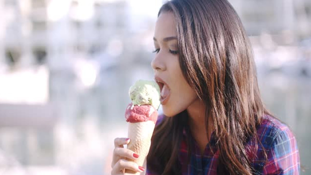 వర్షాకాలంలో ఐస్‌క్రీం తింటే మెదడు నరాలపై తీవ్ర ప్రభావం ఉంటుంది. తలనొప్పి , దంత సమస్యలు వచ్చే అవకాశం కూడా ఎక్కువగా ఉంది. ఐస్ క్రీం తినడం వల్ల రక్తంలో చక్కెర స్థాయిలు పెరిగి అధిక బరువుకి కారణమౌతుంది.