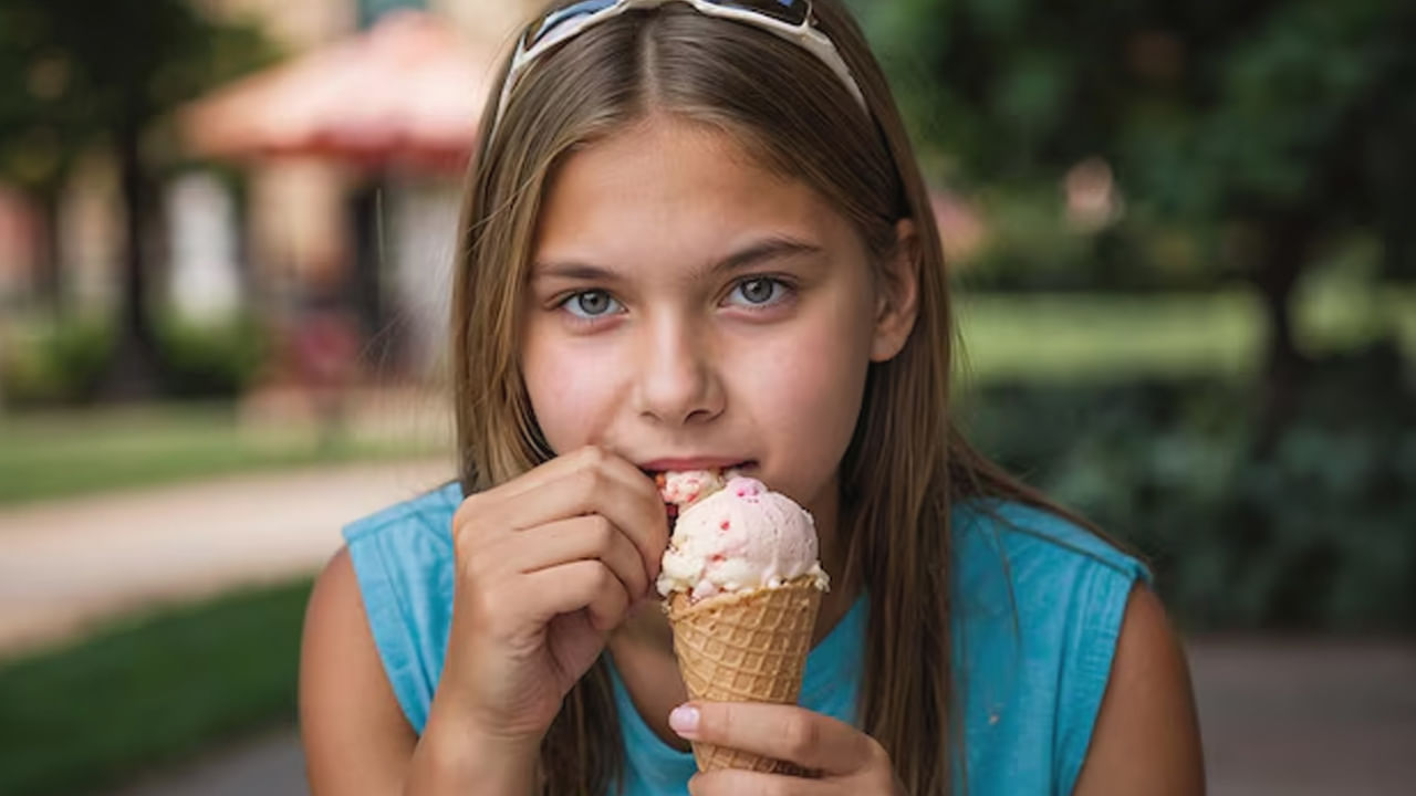 ముఖ్యంగా ఐస్ క్రీం వంటి వాతావరణంలో తీసుకుంటే జలుబు, దగ్గు, ఛాతీలో భారం వంటి సమస్యలు వస్తాయి. అలాగే ఇన్ఫెక్షన్ కారణంగా కొన్ని రకాల వ్యాధులు వస్తాయి. వర్షాకాలంలో ఐస్ క్రీం తింటే జీర్ణశక్తి బలహీనపడుతుంది. గొంతు నొప్పి వంటి సమస్యలను ఎదుర్కోవాల్సి వస్తుంది.