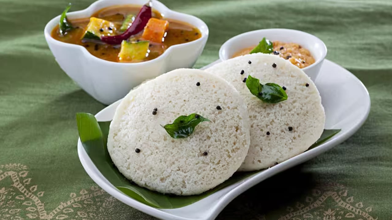 ఇడ్లీలు పులియబెట్టి ఆరోగ్యకరమైన అల్పాహారం ఎంపిక. ప్రోటీన్ విషయానికి వస్తే.. శరీర బరువు కిలోగ్రాముకు 1 గ్రాము. కాబట్టి, ఎవరైనా 60 కిలోల బరువు ఉంటే, వారికి రోజుకు 60 గ్రాముల ప్రోటీన్ అవసరం, అంటే భోజనానికి దాదాపు 20 గ్రాములు. కార్బోహైడ్రేట్ల కోసం, మీ మొత్తం శక్తి తీసుకోవడంలో దాదాపు 50-55 శాతం కార్బోహైడ్రేట్ల నుండి రావాలి, ఇది మూడు ప్రధాన భోజనం, రెండు చిన్న స్నాక్స్‌లలో విస్తరించి ఉంటుంది. ఇది శరీరం మనం తినే వాటిని గ్రహించడానికి, పోషకాలను మరింత సమర్థవంతంగా గ్రహించడానికి సహాయపడుతుంది.