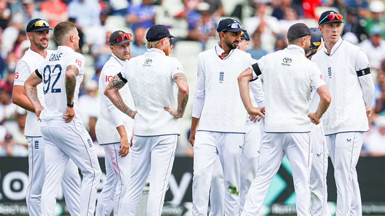 India vs England 2nd Test: లీడ్స్లో జరిగిన తొలి టెస్ట్ మ్యాచ్లో ఓడిపోయిన తర్వాత, రెండో టెస్ట్ మ్యాచ్లో టీమిండియా బలమైన పునరాగమనం చేసింది. ఎడ్జ్బాస్టన్లో జరుగుతోన్న టెస్ట్ సిరీస్లోని రెండో మ్యాచ్లో తొలి రెండు రోజుల్లో ఆతిథ్య ఇంగ్లాండ్పై భారత జట్టు ఆధిపత్యం చూపించింది. కెప్టెన్ శుభ్మాన్ గిల్ చారిత్రాత్మక డబుల్ సెంచరీ సహాయంతో భారత జట్టు తొలి ఇన్నింగ్స్లో 587 పరుగుల భారీ స్కోరు సాధించింది. దీంతో ప్రస్తుత భారత జట్టు పటిష్ట స్థితిలో నిలిచింది. కానీ, ఇంత భారీ స్కోరు సాధించిన తర్వాత కూడా, ఈ మ్యాచ్లో గెలిచేది ఇంగ్లాండ్ టీం అని తెలిస్తే కచ్చితంగా షాక్ అవ్వాల్సిందే. అందుకు కారణం ఈ గణాంకాలే. అవేంటో ఓసారి చూద్దాం..