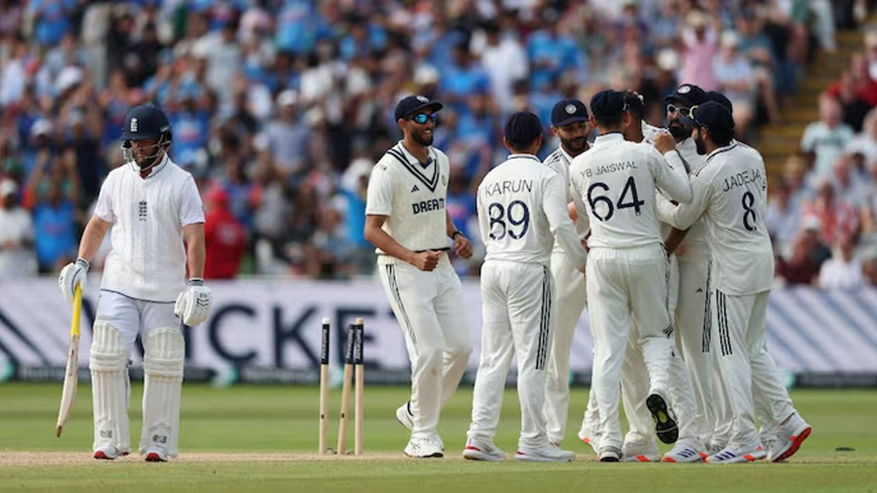 టీమిండియా, ఇంగ్లాండ్ మధ్య సిరీస్‌లో చివరి టెస్ట్ మ్యాచ్ జులై 31 నుంచి ఓవల్ మైదానంలో జరగనుంది. ఇటువంటి పరిస్థితిలో ఈ ముగ్గురు ఆటగాళ్ళు ఓవల్ మ్యాచ్‌లో ప్రదర్శన ఇవ్వకపోతే, వారు మళ్లీ టీం ఇండియా టెస్ట్ జెర్సీని పొందడం కష్టమనిపిస్తుంది. ఈ ముగ్గురు ఆటగాళ్ళు ఎవరో ఇప్పుడు తెలుసుకుందాం..