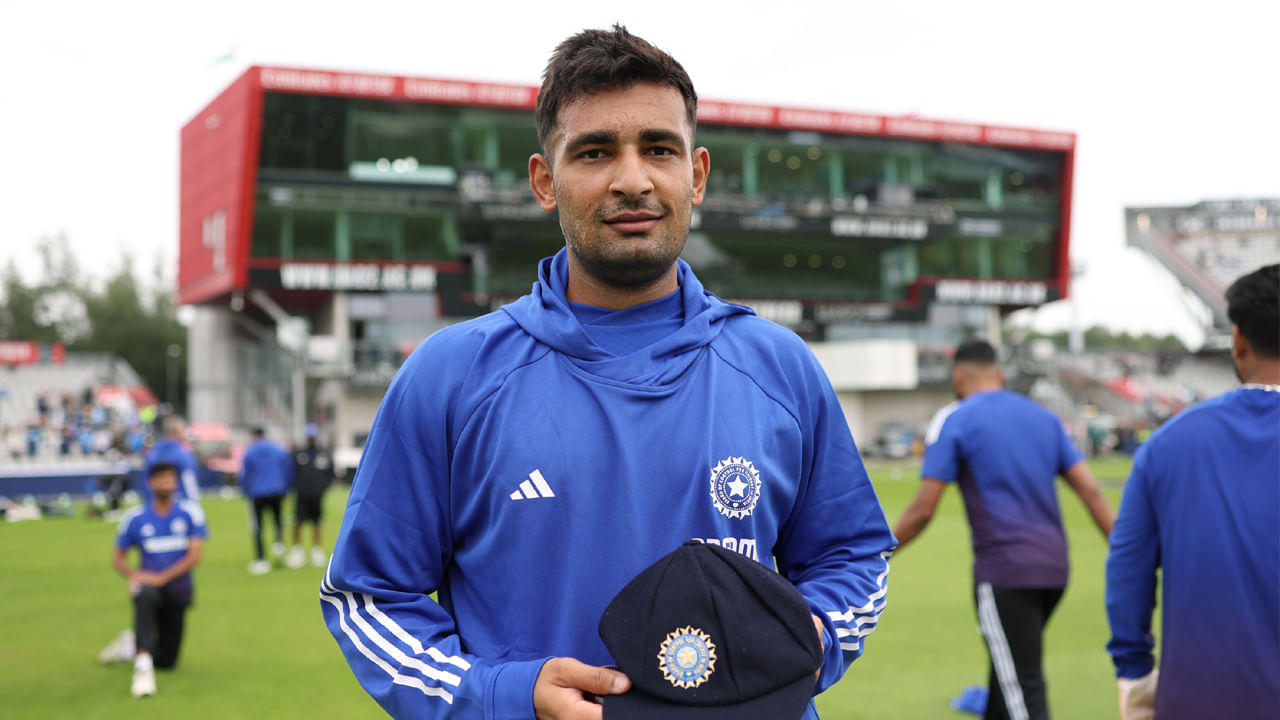 అర్ష్దీప్ సింగ్, ఆకాష్ దీప్ వంటి కీలక పేసర్లు గాయాల బారిన పడటంతో, హర్యానాకు చెందిన 24 ఏళ్ల అన్షుల్ కంబోజ్కు టెస్టు అరంగేట్రం చేసే అవకాశం లభించింది. దేశవాళీ క్రికెట్లో అద్భుతమైన ప్రదర్శనలతో కంబోజ్ సెలక్టర్లను ఆకట్టుకున్నాడు. ముఖ్యంగా గత రంజీ ట్రోఫీ సీజన్లో కేరళతో జరిగిన మ్యాచ్లో ఒకే ఇన్నింగ్స్లో 10 వికెట్లు తీసి చరిత్ర సృష్టించాడు. ఈ అరుదైన ఘనత సాధించిన మూడో బౌలర్గా నిలిచాడు. అతని ఆల్ రౌండర్ నైపుణ్యాలు, బ్యాటింగ్లో కూడా రాణించగల సామర్థ్యం, జట్టుకు అదనపు బలాన్ని చేకూరుస్తాయి.