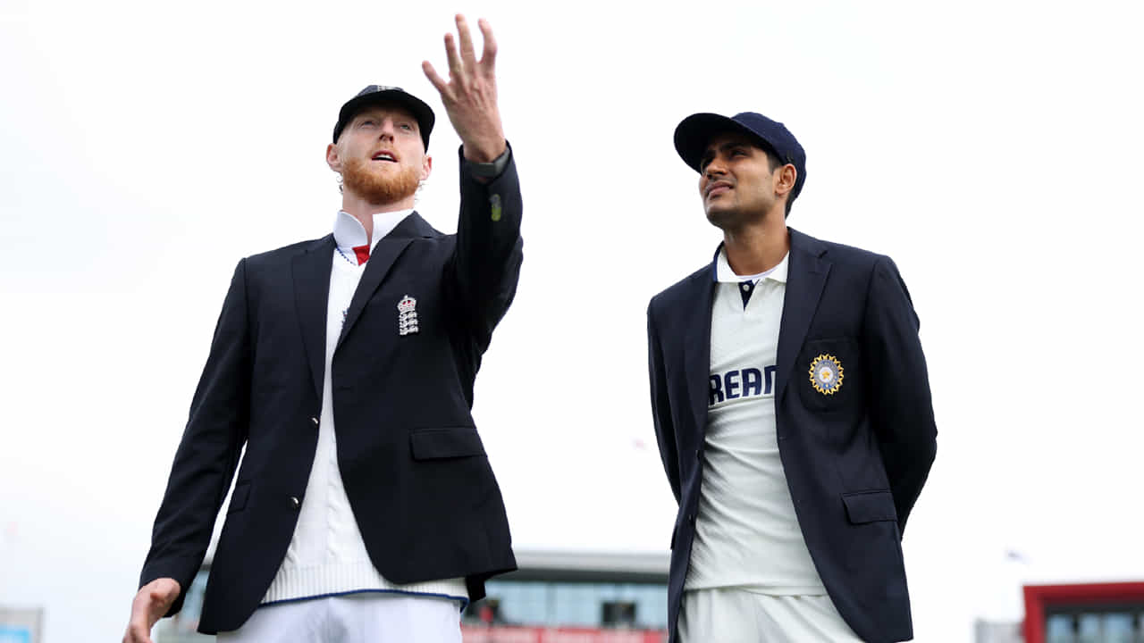 భారత్ ఇప్పటికే ఐదు టెస్టుల సిరీస్లో 1-2తో వెనుకబడి ఉంది. లార్డ్స్లో జరిగిన మూడో టెస్టులో అనూహ్యంగా ఓటమిపాలైన శుభ్మన్ గిల్ నేతృత్వంలోని భారత జట్టుకు ఈ నాలుగో టెస్టు "డూ ఆర్ డై" మ్యాచ్గా మారింది. ఇలాంటి కీలక సమయంలో అరంగేట్రం చేసిన కంబోజ్పై అందరి దృష్టి నెలకొంది.