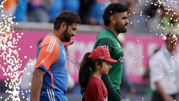 బాబర్ ఆజంకు ఇచ్చిపడేసిన రోహిత్ శర్మ.. రెస్ట్ మోడ్ లోనూ జోరు తగ్గని హిట్ మ్యాన్