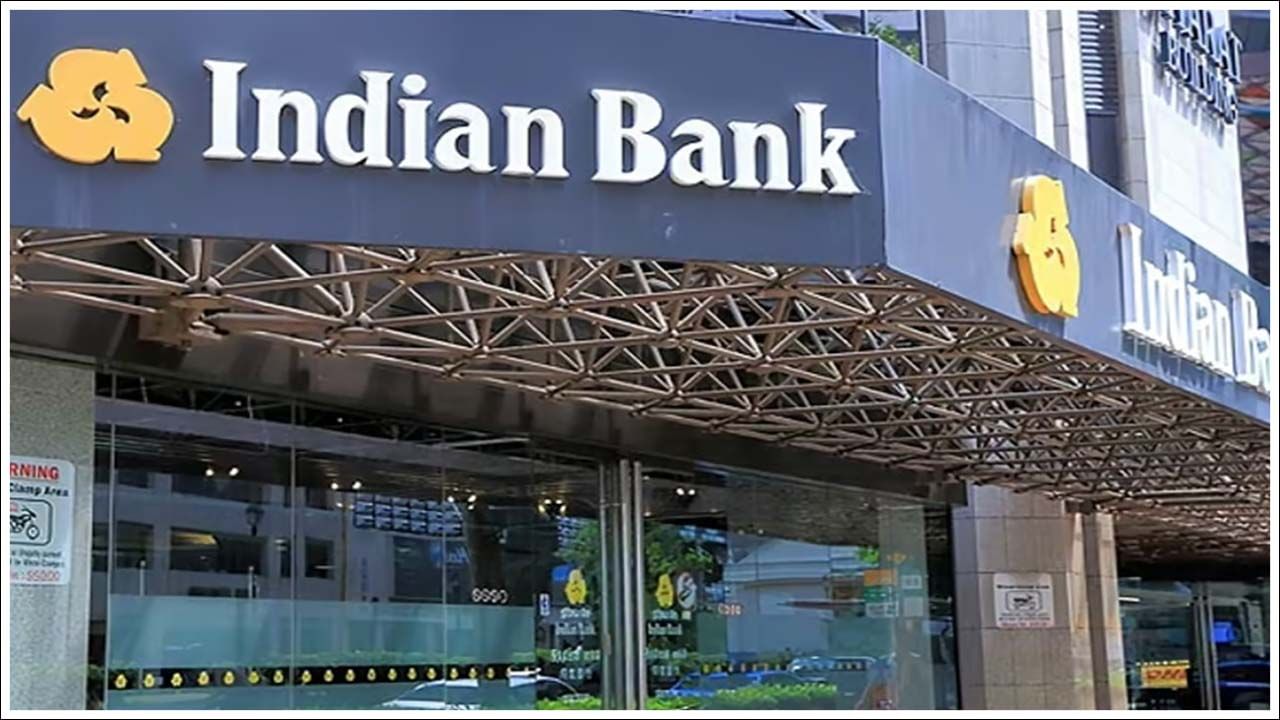 3. ఇండియన్ బ్యాంక్:   ఇక ఇండియన్ బ్యాంక్ కూడా అదే బాటలో నడుస్తోంది. ఇందులో సేవింగ్స్‌ అకౌంట్ ఉన్న వారికి ఉపశమనం కలిగించింది. మినిమమ్‌ బ్యాలెన్స్‌ నిబంధనలు ఎత్తివేసింది. అంటే అకౌంట్లో జీరో బ్యాలెన్స్‌ ఉన్నా ఎలాంటి ఛార్జీలు వేయదు. ఈ నిబంధనల జూలై 7 నుంచి అన్ని రకాల సేవింగ్ ఖాతాలపై కనీస బ్యాలెన్స్ ఛార్జీని రద్దు చేస్తున్నట్లు ప్రకటించింది.