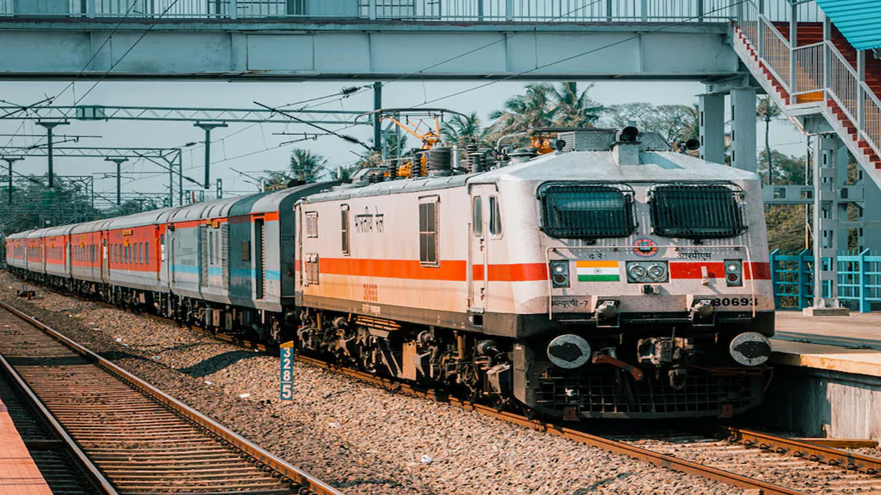 Indian Railways: రైలు ప్రయాణికులకు శుభవార్త.. జనరల్ బోగీలపై రైల్వే సంచలన నిర్ణయం.. ఇక కష్టాలకు చెక్ Indian Railways: రైలు ప్రయాణికులకు శుభవార్త.. జనరల్ బోగీలపై రైల్వే సంచలన నిర్ణయం.. ఇక కష్టాలకు చెక్