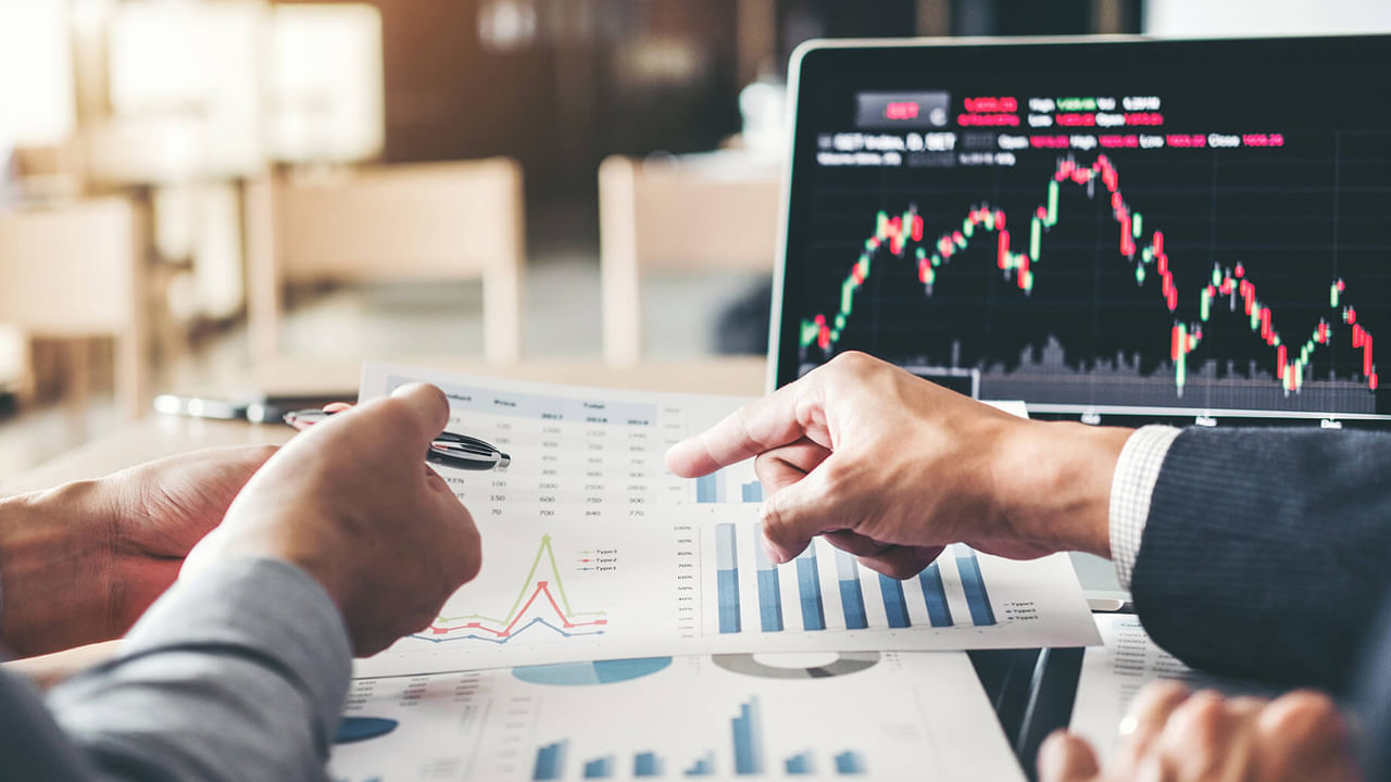 5. సంక్లిష్ట పెట్టుబడి ఉత్పత్తులు.. పెట్టుబడి ప్రపంచంలో సరళత, అవగాహనకు బఫెట్ ఎల్లప్పుడూ మద్దతుదారుడు. "అర్థం చేసుకోలేని వ్యాపారంలో ఎప్పుడూ పెట్టుబడి పెట్టకండి." అని బఫెట్‌ అంటుంటారు. అంటే ఒక పెట్టుబడిని మీరే సరిగ్గా అర్థం చేసుకోలేకపోతే - దాని వెనుక ఉన్న వ్యూహం, నష్టాలు, సంభావ్య రాబడి లేదా దానిపై ఉన్న ఛార్జీలు, అప్పుడు దానిలో పెట్టుబడి పెట్టడం అంటే మీరు కష్టపడి సంపాదించిన డబ్బును ప్రమాదంలో పడేసినట్లే. నేడు పెట్టుబడుల పేరుతో మార్కెట్లో చాలా సంక్లిష్టమైన ఉత్పత్తులు ఉన్నాయి. అవి తక్షణ లాభాలను హామీ ఇస్తున్నాయి. కానీ ఏదైనా చాలా క్లిష్టంగా కనిపిస్తే, మిమ్మల్ని "త్వరగా ధనవంతులను" చేస్తానని హామీ ఇస్తే, దానిని తిరస్కరించాలని బఫెట్ అంటున్నారు. మీరు ఏమి చేస్తున్నారో తెలియకపోవడం వల్లే ప్రమాదం వస్తుందని ఆయన అంటున్నారు. అంటే మీరు అవగాహన లేకుండా పెట్టుబడి పెట్టినప్పుడు, మీరు తెలియకుండానే భారీ రిస్క్ తీసుకుంటున్నారు. తరువాత మీరు దాని కోసం డబ్బు నష్టం రూపంలోనే కాకుండా, మానసిక ఒత్తిడి, నిరాశ రూపంలో కూడా మూల్యం చెల్లించాల్సి రావచ్చు.