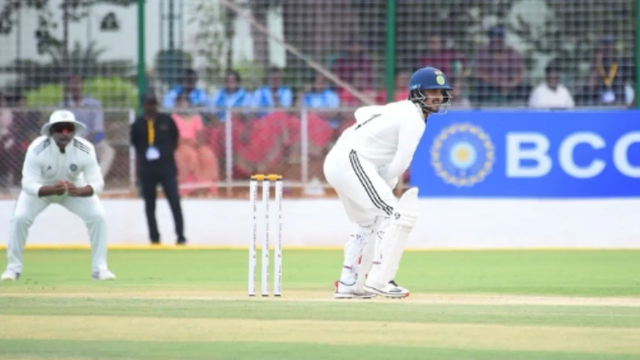 మొత్తానికి, రిషబ్ పంత్ గాయం కారణంగా టీమిండియా ఎదుర్కొంటున్న కష్టాలు ఇషాన్ కిషన్ గాయంతో మరింత పెరిగాయి. ఈ పరిణామం ఐదవ టెస్టుకు భారత తుది జట్టు ఎంపికను మరింత సంక్లిష్టంగా మార్చింది.