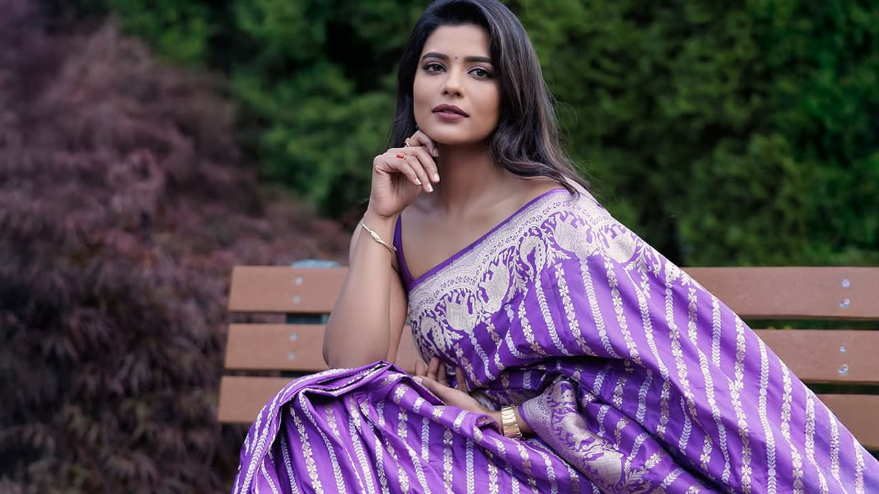 అందాల చిన్నది ఐశ్వర్యా రాజేష్ గురించి ఎంత చెప్పినా తక్కువే. సంక్రాంతికి వస్తున్నాం సినిమాతో మంచి ఫేమ్ సంపాదించుకున్నఈ ముద్దుగుమ్మ తెలుగులో చాలా సినిమాల్లో నటించింది.  కానీ ఈ సినిమాతో రాని ఫేమ్ ఈ బ్యూటీకి సంక్రాంతికి వస్తున్నాం మూవీతో వచ్చింది. ఈ మూవీలో ఈ బ్యూటీ తన ప్రాతలో ఇరగదీసిందనే చెప్పాలి.