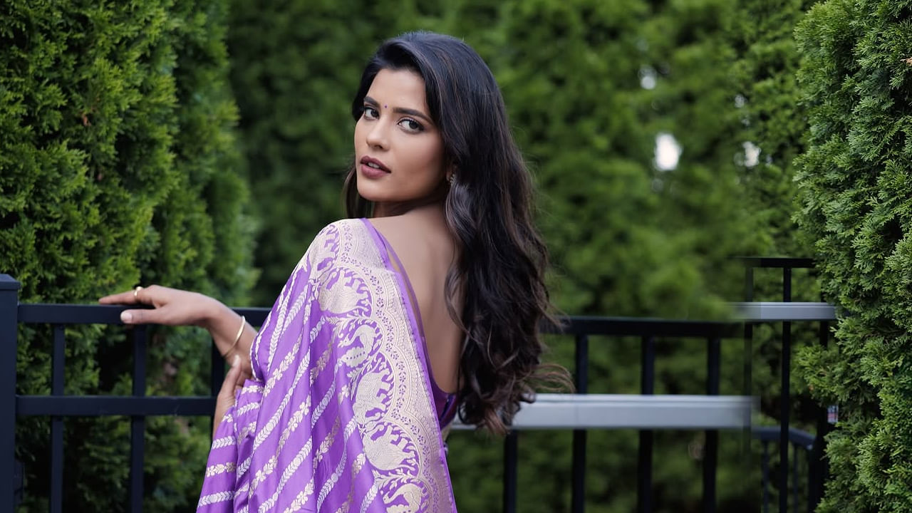 టాలీవుడ్‌లో హోమ్లీ క్యారెక్టర్స్‌ చేస్తూ తెలుగు అభిమానుల మనసుదోచుకున్న ఈ చిన్నది .  స్టార్ హీరోల సినిమాలో అవకాశాలు దక్కించుకుంటూ, ఫుల్ జోష్‌లో ఉంది. వరసగా ఆఫర్స్ అందుకుంటూ తన సత్తా చాటుతుంది.