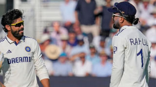 MS Dhoni: మైదానంలోనే కాదు భయ్యో.. రియల్ లైఫ్‌లోనూ మిస్టర్ కూలే.. రద్దీ మాల్‌లో భార్య చెప్పులు సరిచేస్తూ..