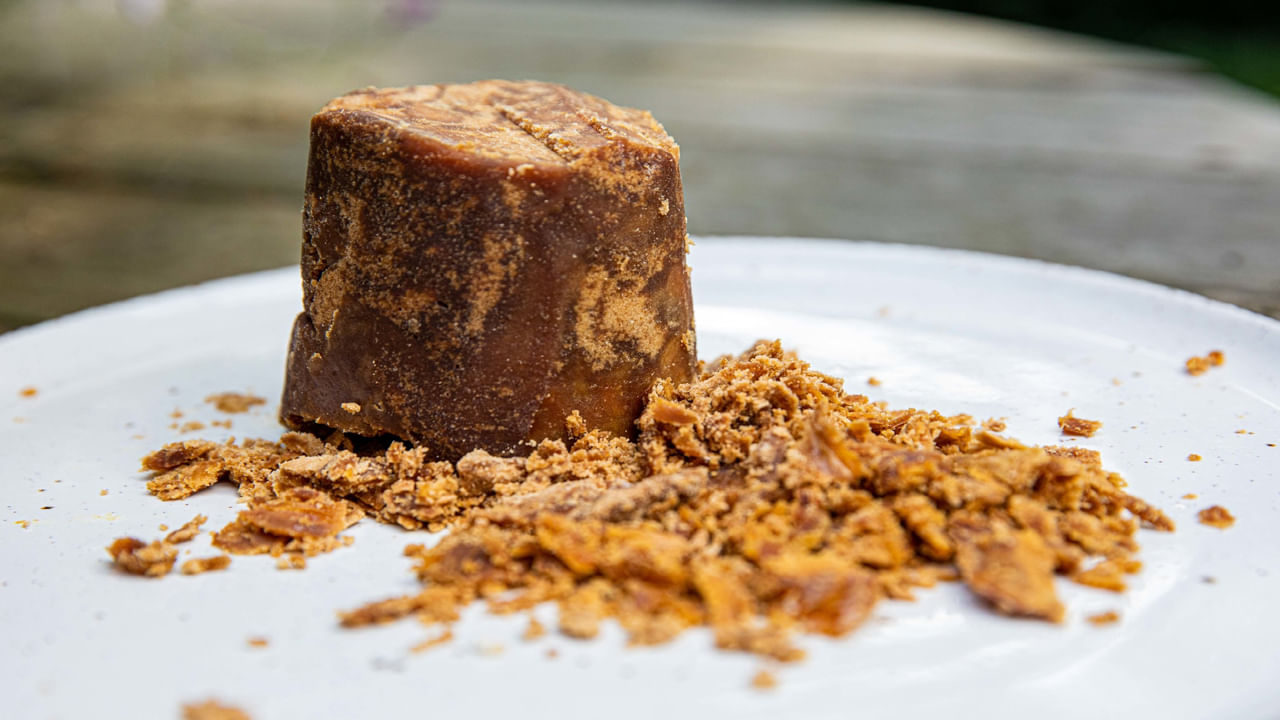 భోజనం తర్వాత బెల్లం తినడం వల్ల గ్యాస్, అజీర్ణం, అసిడిటీ వంటి కడుపు సమస్యలు తొలగిపోతాయని నిపుణులు చెబుతున్నారు. రాత్రిపూట చిన్న బెల్లంముఖ్క తినడం వల్ల జలుబు, దగ్గు, కఫం వంటి వ్యాధులు కూడా తగ్గుతాయని అంటున్నారు. అంతేకాదు.. గ్లాస్‌ పాలలో బెల్లం వేసుకుని తాగితే శరీరానికి ఎక్కువ పోషకాలు అందుతాయని అంటున్నారు. 