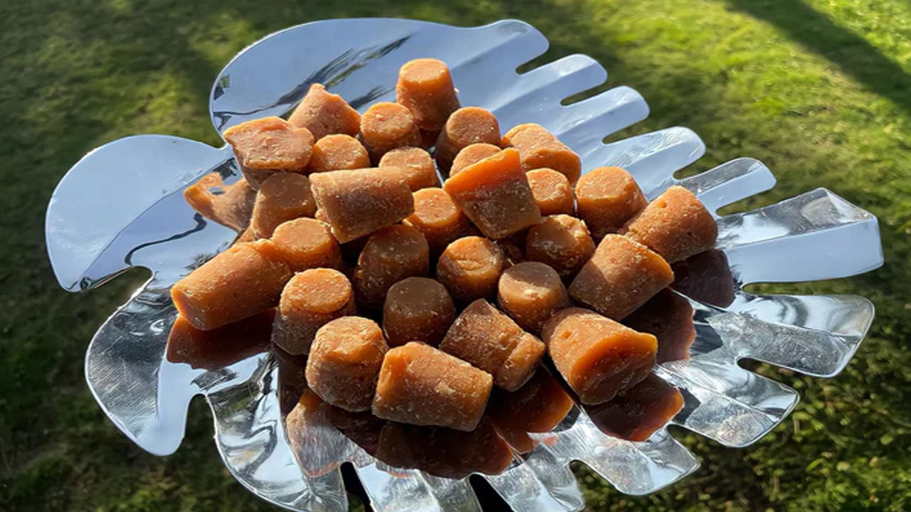 రోజూ బెల్లం తినడం వల్ల అనేక జీర్ణ సమస్యలు తొలగిపోతాయి. బెల్లంలో ఉండే సహజమైన ఎంజైములు, ఖనిజాలు జీర్ణక్రియను మెరుగుపరుస్తాయి. ఇది పేగుల పనితీరును ప్రోత్సహించి, అసిడిటీ, గ్యాస్ సమస్యలను తగ్గించడంలో సహాయపడుతుంది.