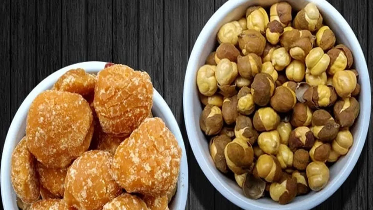 ఎసిడిటిని దూరం చేస్తుంది: ప్రస్తుత కాలంలో చాలామంది ఎసిడిటి సమస్యతో భాదపడుతున్నారు. ఎసిడిటి సమస్యను తగ్గించాలంటే బెల్లం, శనగలు ప్రభావవంతంగా పనిచేస్తాయి. ఇవి మీ జీర్ణశక్తిని బలంగా ఉంచుతాయి. శనగల్లో ఉండే ఫైబర్ జీర్ణక్రియను మెరుగుపరుస్తుంది. ఈ సూపర్ ఫుడ్ డైజెస్టివ్ ఎంజైమ్లను యాక్టివేట్ చేస్తాయి.