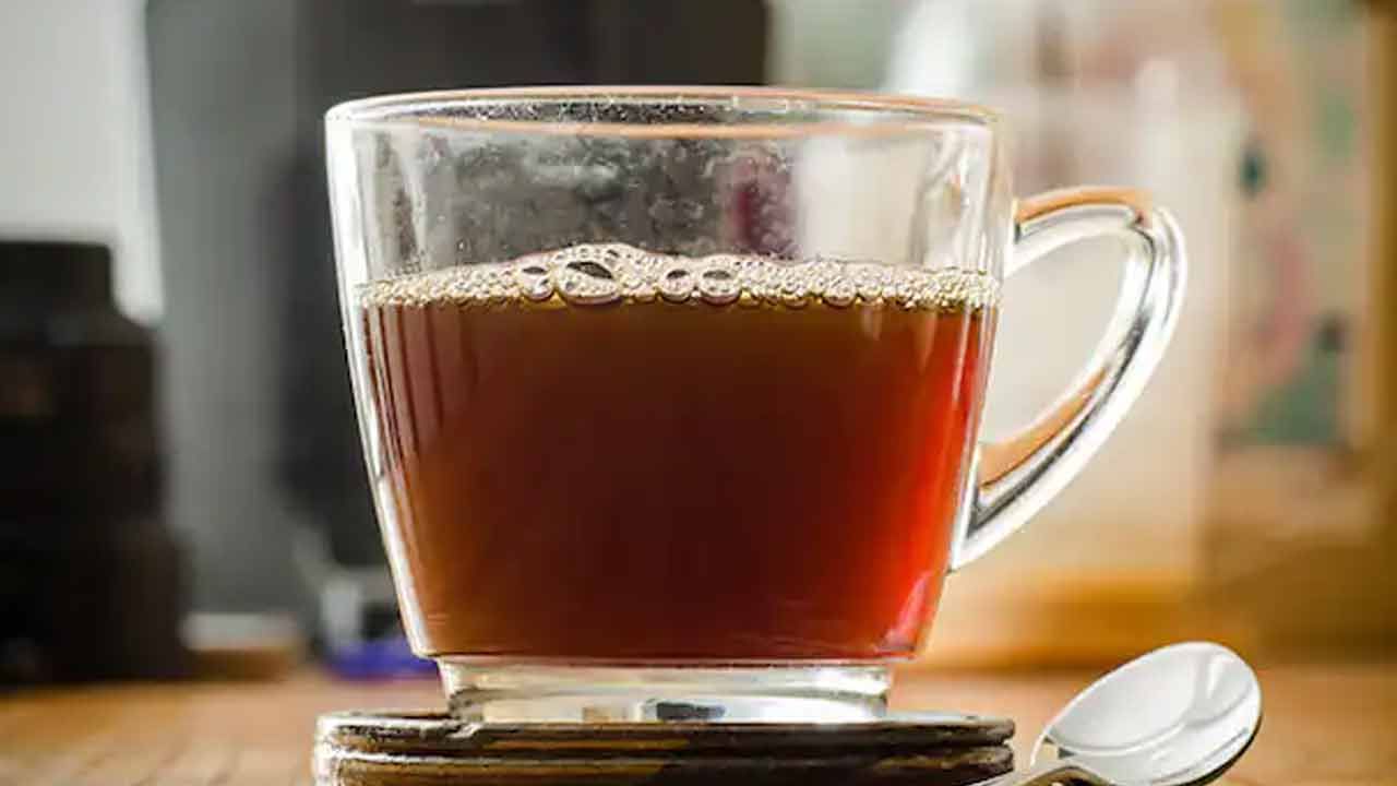 ఉదయాన్నే ఖాళీ కడుపుతో బెల్లం నీరు తాగడం వల్ల అనేక ఆరోగ్య ప్రయోజనాలు ఉన్నాయి. బెల్లం నీరు జీర్ణ ఆరోగ్యాన్ని మెరుగుపరుస్తుంది. ఇది జీర్ణ ఎంజైమ్‌లను సక్రియం చేస్తుంది. ఈ నీరు ఆరోగ్యకరమైన జీర్ణవ్యవస్థను నిర్వహించడానికి మంచిది. బెల్లం నీరు రోగనిరోధక శక్తిని పెంచుతుంది.