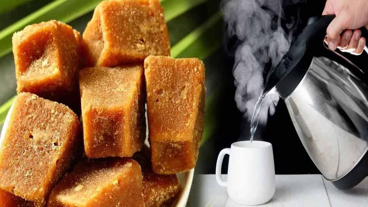 గోరువెచ్చని నీటిలో బెల్లం కలిపి తీసుకోవడం వల్ల అద్భుతమైన ఆరోగ్య ప్రయోజనాలు ఉన్నాయని ఆయుర్వేద ఆరోగ్య నిపుణులు చెబుతున్నారు. ఉదయం ఒక గ్లాసు గోరువెచ్చని నీటిలో చిన్న బెల్లం ముక్క కలిపి కలిపి త్రాగినప్పుడు, దాని ప్రయోజనాలు చాలా రెట్లు పెరుగుతాయి. దీనివల్ల జీర్ణక్రియ మెరుగుపడుతుంది. మీరు అసిడిటీ సమస్యతో బాధపడుతుంటే, వేడి నీటిలో బెల్లం కలిపి తాగితే ప్రయోజనకరంగా ఉంటుంది.