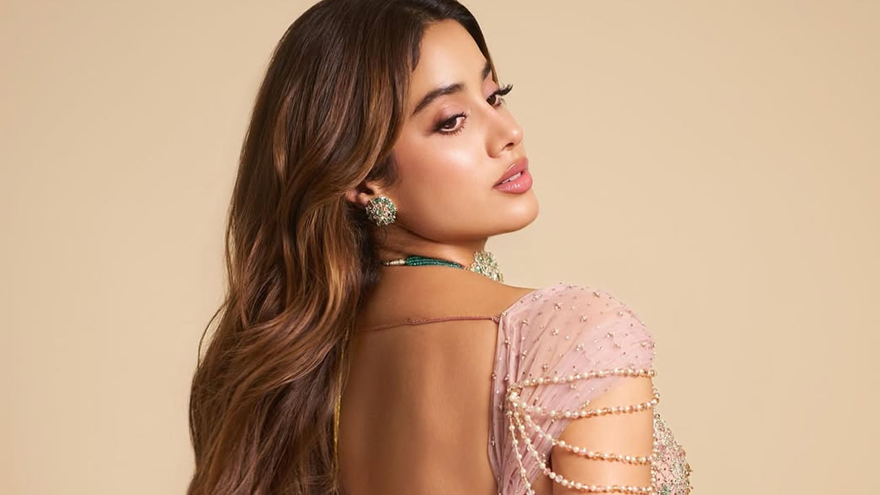 అతిలోక సుందరి గారాలపట్టీగా తెలుగు ఆడియన్స్ ఫేవరెట్ బ్యూటీ అయిపోయింది. ఇక దేవర సినిమాలో ఈ అమ్మడు గ్లామర్కు, నటనకు మంచి మార్కులు పడ్డాయి. దీంతో ఈ బ్యూటీకి తెలుగులో వరసగా అవకాశాలు వస్తున్నట్లు తెలుస్తుంది. ఇక ఈ బ్యూటీ ప్రసుత్తం తెలుగులో బుచ్చిబాబు దర్శకత్వంలోని స్టార్ హిరో రామచరణ్ తో పెద్ది సినిమాలో నటిస్తున్న విషయం తెలిసిందే. ఈ సినిమాతో ఈ ముద్దుగుమ్మ టాలీవుడ్లో మరింత పాపులారిటీ సొంతం చేసుకోవడం ఖాయం అంటున్నారు ఫ్యాన్స్.