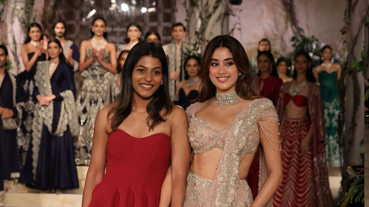 ప్రస్తుతం ఈ ఫొటోస్ నెట్టింట తెగ వైరల్ అవుతున్నాయి. వీటిని చూసిన వారందరూ బ్యూటిఫుల్.. చాలా క్యూట్ గా ఉన్నావంటూ కామెంట్స్ చేస్తున్నారు. మరి మీరు కూడా ఆఫొటోస్ చూసేయ్యండి.
