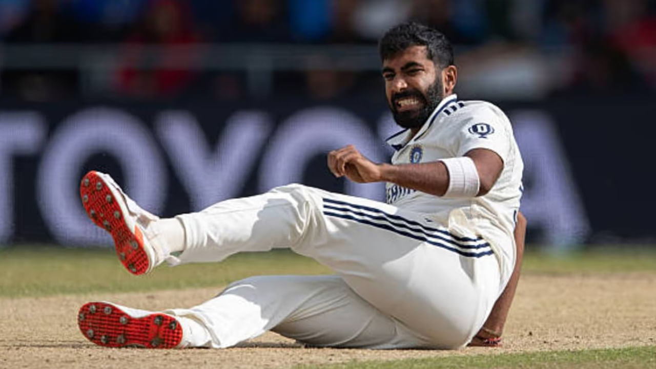 ఇంగ్లాండ్‌తో జరుగుతున్న నాలుగో టెస్టు మ్యాచ్‌లో భారత స్టార్ పేసర్ జస్ప్రీత్ బుమ్రా అరుదైన, అనవసర రికార్డును తన ఖాతాలో వేసుకున్నాడు. టెస్టు క్రికెట్ చరిత్రలో ఒకే ఇన్నింగ్స్‌లో 100 పరుగులు లేదా అంతకంటే ఎక్కువ పరుగులు సమర్పించుకోవడం బుమ్రా కెరీర్‌లో ఇదే తొలిసారి. ఓల్డ్ ట్రాఫోర్డ్‌లో జరుగుతున్న ఈ మ్యాచ్ నాలుగో రోజున ఈ ఘటన చోటు చేసుకుంది.