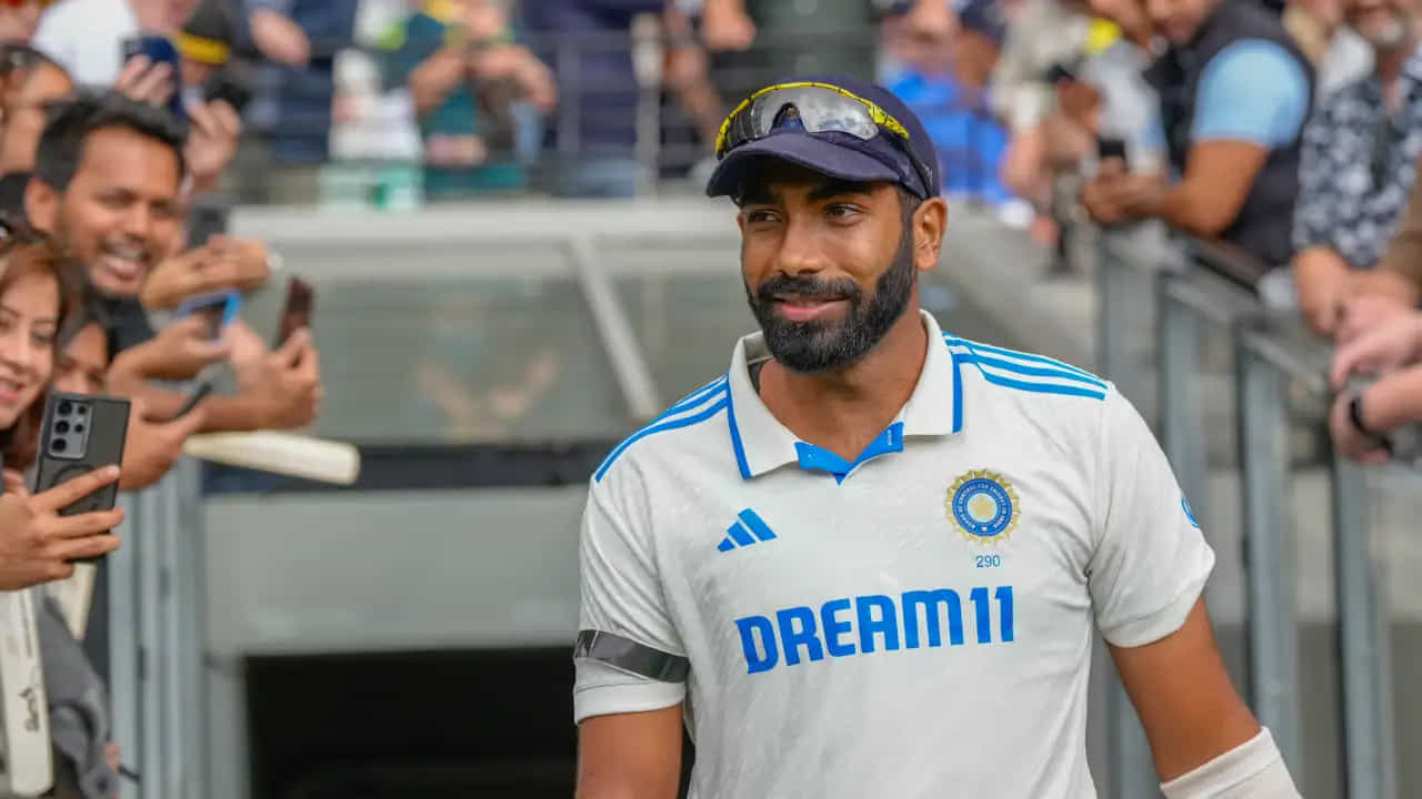 టెస్ట్ సిరీస్‌లో టీం ఇండియా 1-2తో వెనుకబడి ఉంది. మాంచెస్టర్‌లో గెలవాలంటే బుమ్రా బాగా రాణించాలి. అసలు విషయం ఏమిటంటే మాంచెస్టర్ టెస్ట్‌లో ఫాస్ట్ పిచ్ ఆశిస్తున్నారు. పిచ్‌పై చాలా గడ్డి ఉండవచ్చు. జస్ప్రీత్ బుమ్రా అలాంటి పిచ్‌పై విధ్వంసం సృష్టించగలడు. 