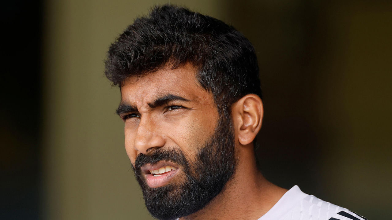 బుమ్రా ఇప్పటివరకు ఈ దేశంలో నాలుగుసార్లు ఐదు వికెట్లు పడగొట్టాడు. ఇమ్రాన్ ఖాన్ కూడా ఇంగ్లాండ్‌లో అదే సంఖ్యలో ఐదు వికెట్లు పడగొట్టాడు. ఇప్పుడు బుమ్రా మరోసారి ఈ ఫీట్ చేస్తే, ఈ విషయంలో అతను నంబర్ 1 విదేశీ ఫాస్ట్ బౌలర్ అవుతాడు. ఇది మాత్రమే కాదు, బుమ్రా మాంచెస్టర్ మైదానంలో ఐదు వికెట్లు తీస్తే, 1982 తర్వాత మొదటిసారి, ఒక భారతీయ బౌలర్ ఈ ఫీట్ చేస్తాడన్నమాట.