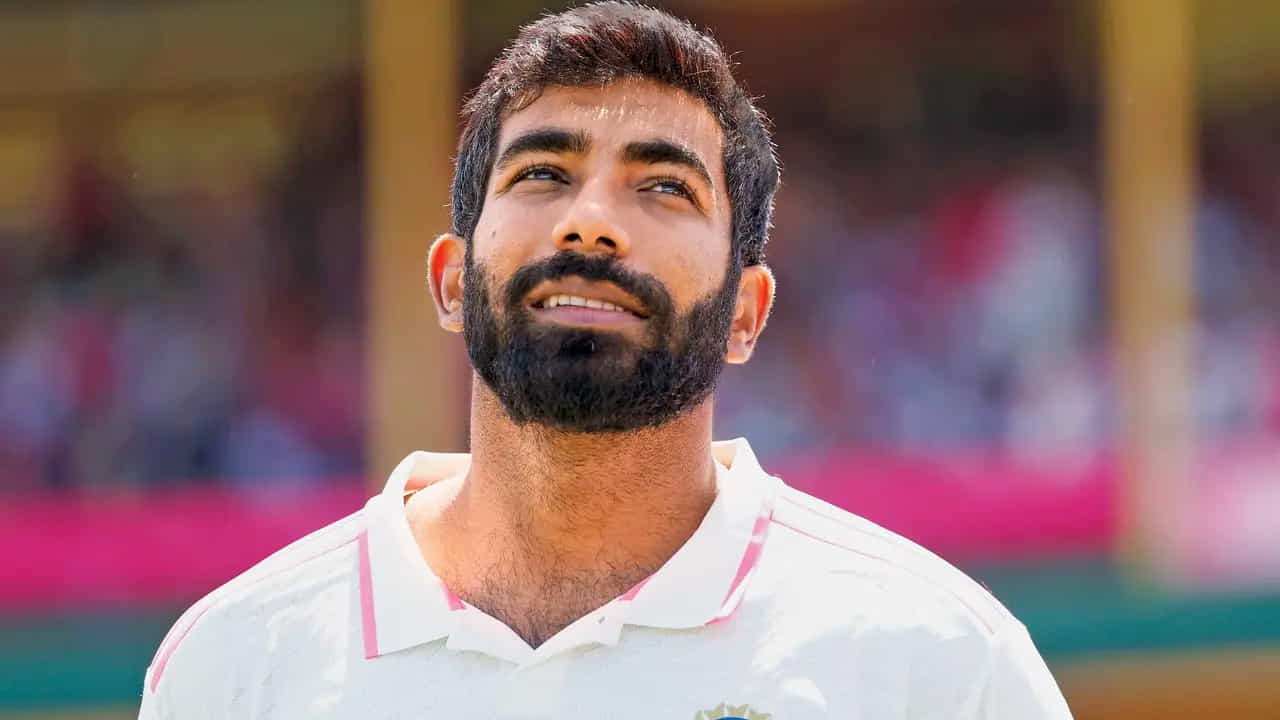 జస్ప్రీత్ బుమ్రా ఫామ్ చూస్తుంటే, అతను మాంచెస్టర్‌లో కూడా అద్భుతాలు చేయగలడని అనిపిస్తుంది. ఈ కుడిచేతి వాటం ఫాస్ట్ బౌలర్ మళ్ళీ ఒక ఇన్నింగ్స్‌లో 5 వికెట్లు తీస్తే హ్యాట్రిక్ తీసేందుకు సిద్ధం అయ్యాడు. దీంతో ఇమ్రాన్ ఖాన్ భారీ రికార్డును కూడా బద్దలు కొట్టేందుకు రెడీ అయ్యాడు. ఇంగ్లాండ్‌లో అత్యధికంగా ఐదు వికెట్లు పడగొట్టిన ఆసియా ఫాస్ట్ బౌలర్‌గా బుమ్రా నిలిచే అవకాశం ఉంది. 