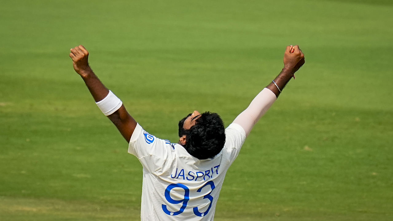 ఇంగ్లాండ్ పర్యటనలో జస్ప్రీత్ బుమ్రా అద్భుతంగా బౌలింగ్ చేశాడు. ఈ ఆటగాడు ఇప్పటివరకు ఈ సిరీస్‌లో రెండు టెస్టులు ఆడాడు. రెండు మ్యాచ్‌లలో అతను ఇన్నింగ్స్‌లో 5 వికెట్లు తీసిన ఘనతను సాధించాడు. ఇప్పుడు భారత్ వర్సెస్ ఇంగ్లాండ్ మధ్య నాల్గవ టెస్ట్ జూలై 23 నుంచి మాంచెస్టర్‌లో ప్రారంభం కానుంది. ఈ మ్యాచ్‌లో కూడా బుమ్రా టీమ్ ఇండియా అభిమానులు గర్వపడేలా చేసే అవకాశం ఉంది. బుమ్రా మరోసారి మాంచెస్టర్‌లో ఐదు వికెట్లు సాధిస్తే, అతను పాకిస్తాన్ మాజీ కెప్టెన్ ఇమ్రాన్ ఖాన్‌ను అధిగమిస్తాడు.