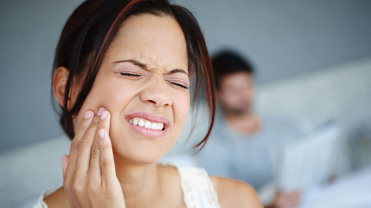 దవడల్లో నొప్పి: తరచూ దవడలో నొప్పితో నొప్పితో బాధపడితే మాత్రం వెంటనే డాక్టర్ ని కలవండి. లేదంటే అది గుండె జబ్బులకు దారితీసే ప్రమాదం ఉందంటున్నారు ఆరోగ్య నిపుణులు. దీని వల్ల ప్రాణాపాయం ఉండవచ్చు.