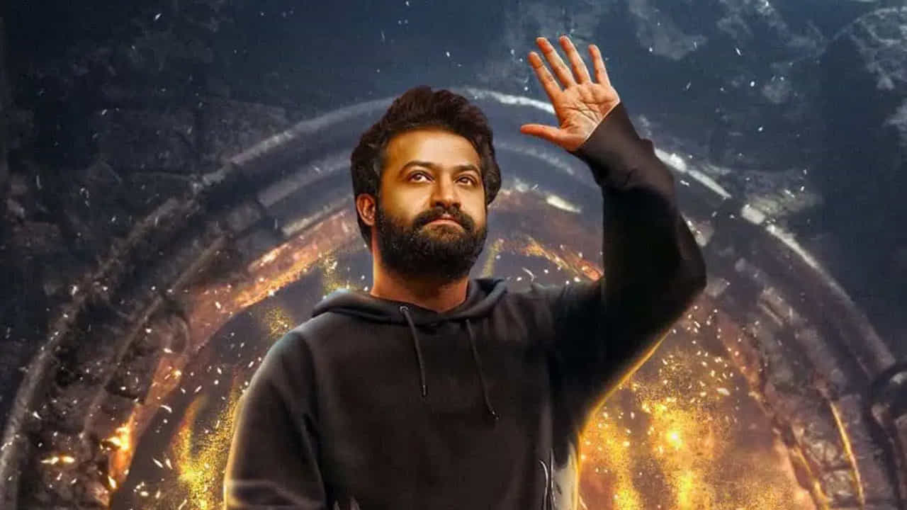 జూనియర్ ఎన్టీఆర్ గురించి ఎంత చెప్పినా తక్కువే. వరస సినిమాలతో పాన్ ఇండియా లెవల్లో దూసుకెళ్తున్నాడు. వరసగా హిట్స్ అందుకుంటూ, తన నటనతో దేశవ్యాప్తంగా మంచి పేరు ప్రఖ్యాతలు సంపాదించుకున్నాడు. ఇక దేవర మూవీతో బ్లాక్ బస్టర్ అందుకున్న ఈ హీరో త్వరలో వార్ 2తో అభిమానుల ముందుకు రానున్నారు. ఈ క్రమంలోనే ఈయనకు సంబంధించిన ఓ ఇంట్రెస్టింగ్ న్యూస్ వైరల్ అవుతుంది. అది ఏమిటంటే?