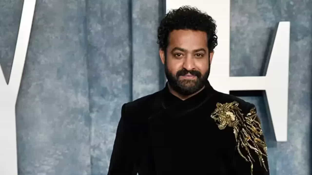 అయితే అలాగే జూనియర్ ఎన్టీర్ రిజక్ట్ చేసిన సినిమాల్లో పలు మూవీస్ ఇండస్ట్రీ హిట్స్గా నిలిచాయంట. కాగా, ఇప్పుడు మనం తారక్ వదలుకున్న సినిమాలు ఏవో చూసేద్దాం. సురేందర్ రెడ్డి దర్శకత్వంలో రవితేజ హీరోగా ఇలియాన హీరోయిన్గా చేసిన సినిమా కిక్. ఈ మూవీ రిలీజై బ్లాక్ బస్టర్ హిట్ అందుకుంది. కాగా, ఈ మూవీ మొదట తారక్ అనుకోగా, ఆయన బిజీ షెడ్యూల్ కారణంగా ఈ మూవీని రిజక్ట్ చేశాడంట.