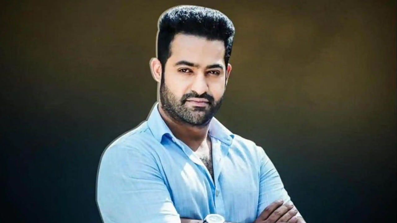 అదే విధంగా, అల్లు అర్జున్ బ్లాక్ బస్టర్ మూవీస్లో ఆర్య ఒకటి. సుకుమార్ దర్శకత్వంలో తెరకెక్కిన ఈ మూవీ లవ్ ఎంటర్టైనర్గా ప్రేక్షకుల ముందుకు వచ్చి మంచి హిట్ అందుకుంది. కాగా, ఈ సినిమాలో దర్శకుడు సుకుమార్ తారక్ని తీసుకుందాము అనుకోగా, ఆయన పలు కారణాలతో ఈ మూవీని రిజక్ట్ చేశాడంట. అలా అల్లు అర్జున్ చేతికి ఈ మూవీ వెళ్లింది. దీంతో బన్నీ బ్లాక్ బస్టర్ హిట్ అందుకున్నాడు.