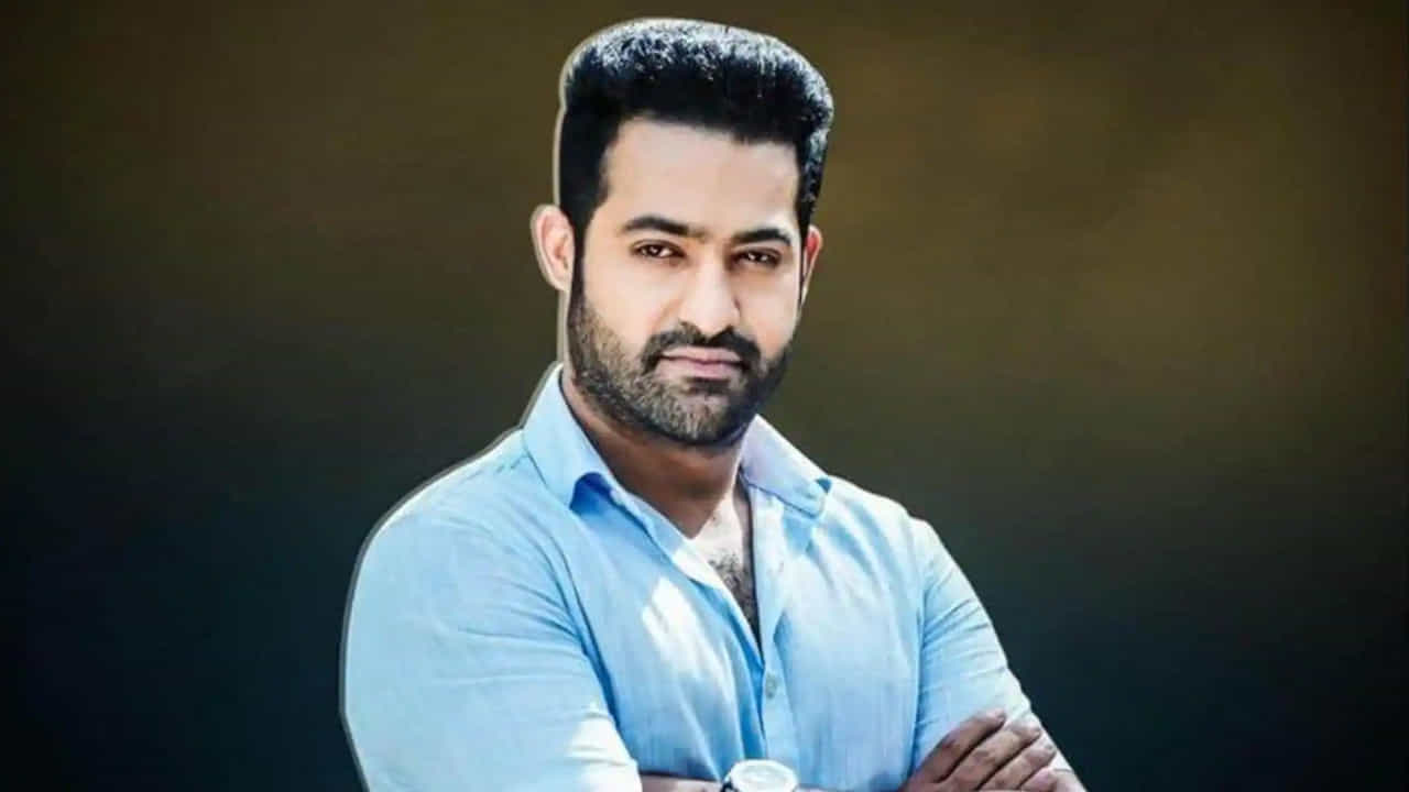 అదే విధంగా, అల్లు అర్జున్ బ్లాక్ బస్టర్ మూవీస్లో ఆర్య ఒకటి. సుకుమార్ దర్శకత్వంలో తెరకెక్కిన ఈ మూవీ లవ్ ఎంటర్టైనర్గా ప్రేక్షకుల ముందుకు వచ్చి మంచి హిట్ అందుకుంది. కాగా, ఈ సినిమాలో దర్శకుడు సుకుమార్ తారక్ని తీసుకుందాము అనుకోగా, ఆయన పలు కారణాలతో ఈ మూవీని రిజక్ట్ చేశాడంట. అలా అల్లు అర్జున్ చేతికి ఈ మూవీ వెళ్లింది. దీంతో బన్నీ బ్లాక్ బస్టర్ హిట్ అందుకున్నాడు.