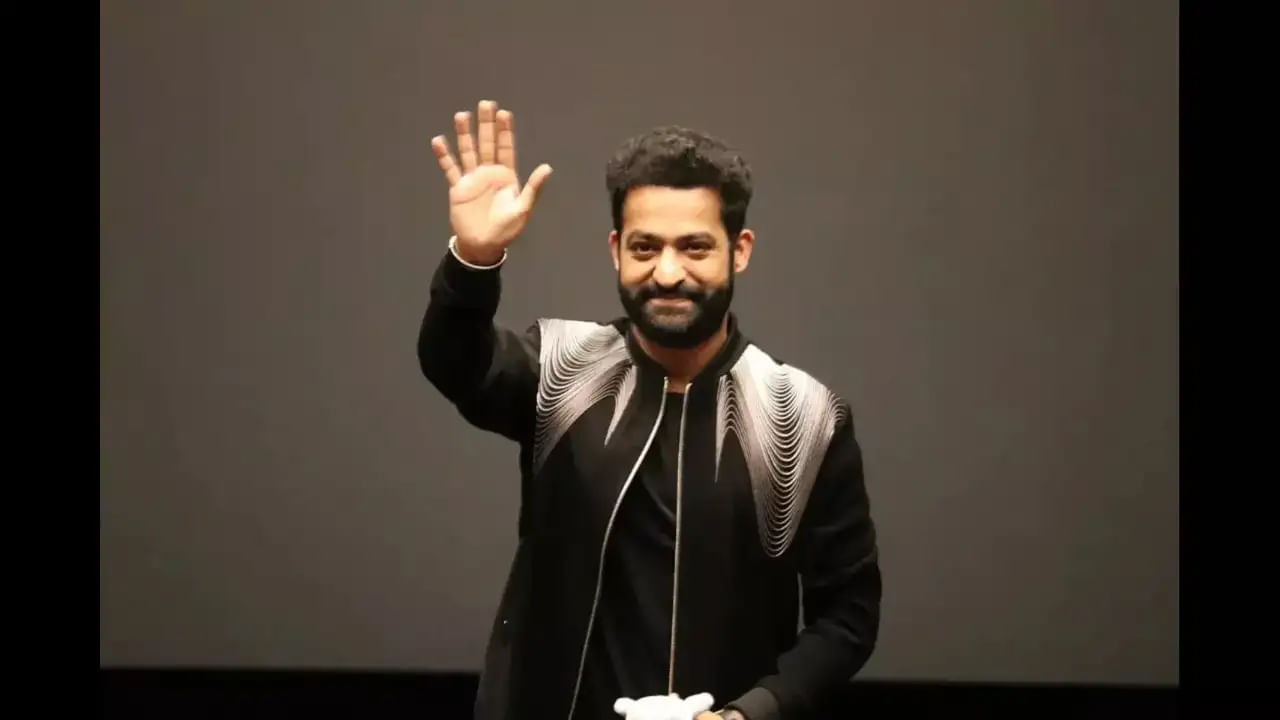 ఇవే కాకుండా, నితిన్, వివివినాయక్ కాంబోలో వచ్చిన దిల్, ఎవడు సినిమా, రవితేజ బ్లాక్ బస్టర్ మూవీస్ లలో ఒకటైన కృష్ణ, కళ్యాణ్ రామ్ అతనొక్కడే, నాగార్జున, కార్తీ కాంబోలో వచ్చిన ఊపిరి, భద్ర, ఈ సినిమాలన్నింటిని తారక్ వదులుకున్నాడంట. కాగా, ఈ విషయం తెలిసిన జూనియర్ ఎన్టీఆర్ అభిమానులు తారక్ ఈ సినిమాలు చేసి ఉంటే, తన రేంజ్ మరోలా ఉండేదంటూ కామెంట్స్ చేస్తున్నారు.