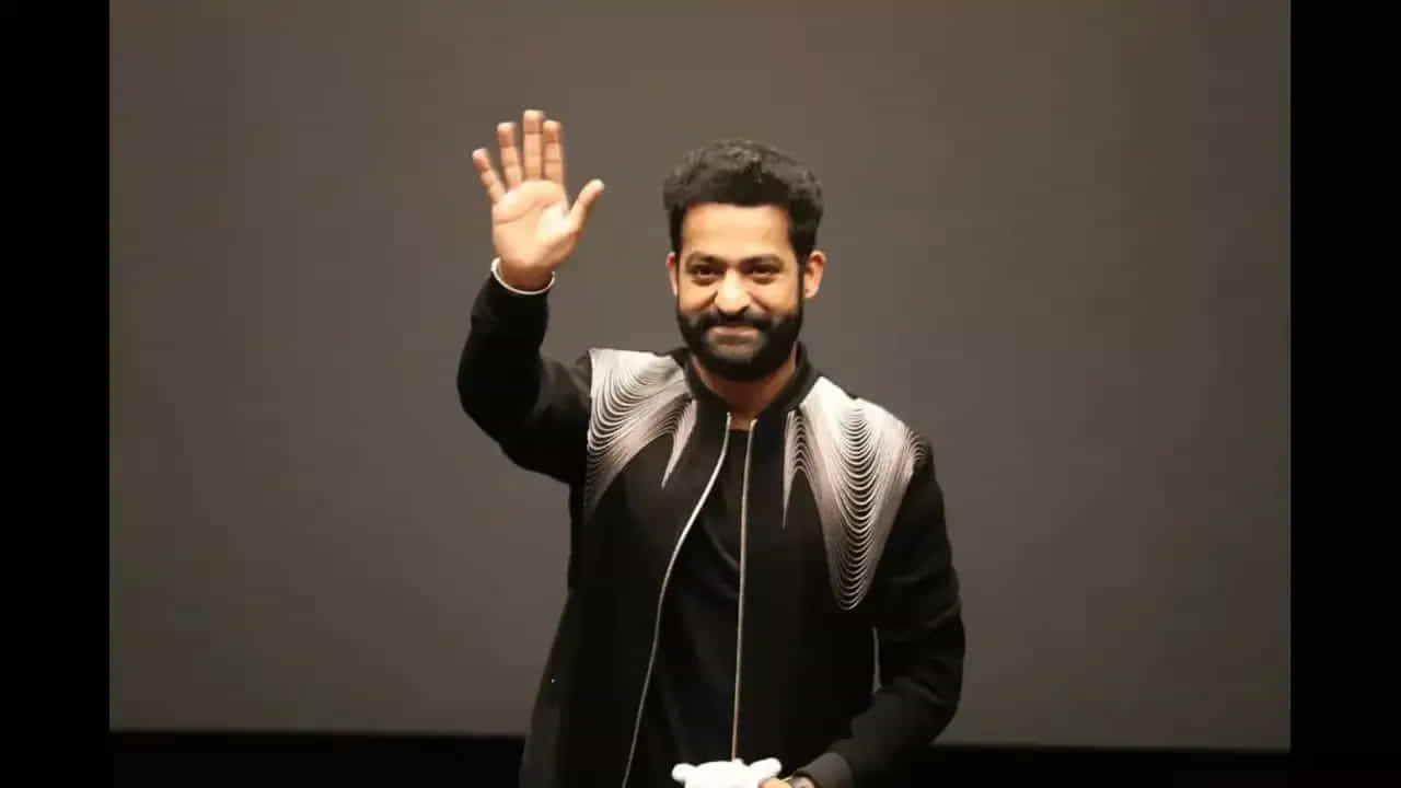 ఇవే కాకుండా, నితిన్, వివివినాయక్ కాంబోలో వచ్చిన దిల్, ఎవడు సినిమా, రవితేజ బ్లాక్ బస్టర్ మూవీస్ లలో ఒకటైన కృష్ణ, కళ్యాణ్ రామ్ అతనొక్కడే, నాగార్జున, కార్తీ కాంబోలో వచ్చిన ఊపిరి, భద్ర, ఈ సినిమాలన్నింటిని తారక్ వదులుకున్నాడంట. కాగా, ఈ విషయం తెలిసిన జూనియర్ ఎన్టీఆర్ అభిమానులు తారక్ ఈ సినిమాలు చేసి ఉంటే, తన రేంజ్ మరోలా ఉండేదంటూ కామెంట్స్ చేస్తున్నారు.