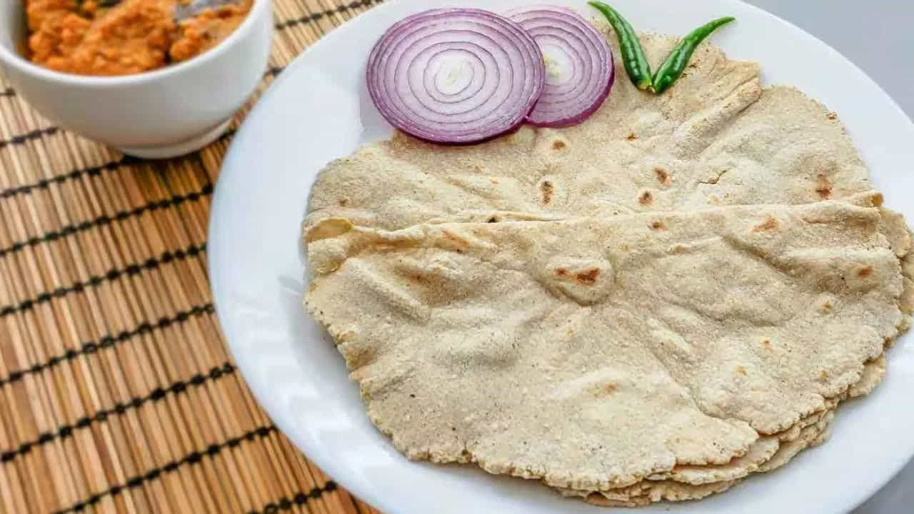  జొన్న రొట్టె - ఇది గ్లూటెన్ రహిత ధాన్యం. గ్లూటెన్‌ అలెర్జీ ఉన్నవారికి ఇది ఒక గొప్ప ఎంపిక. జొన్న రొట్టెలో ఫైబర్, ప్రోటీన్, వివిధ విటమిన్లు పుష్కలంగా ఉంటాయి. ఇది రక్తంలో చక్కెర స్థాయిలను నియంత్రించడంలో పాటు శరీరంలో కొలెస్ట్రాల్‌ను తగ్గించగలదు. అంతే కాకుండా గుండె ఆరోగ్యాన్ని మెరుగుపరచడంలోనూ సహాయపడుతుంది.