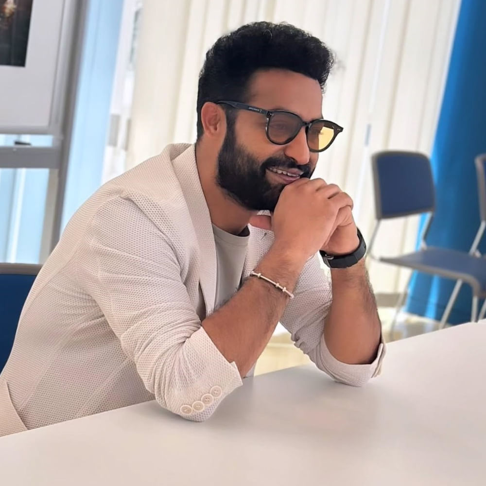 ఇప్పుడు హీరోలిద్దరూ రెడీ అనటంతో సోమవారం సాంగ్ షూట్ స్టార్ట్ చేసింది అయాన్ టీమ్. ముంబైలో వేసిన భారీ సెట్లో వారం రోజుల పాటు ఈ పాటను చిత్రీకరించబోతున్నారు.