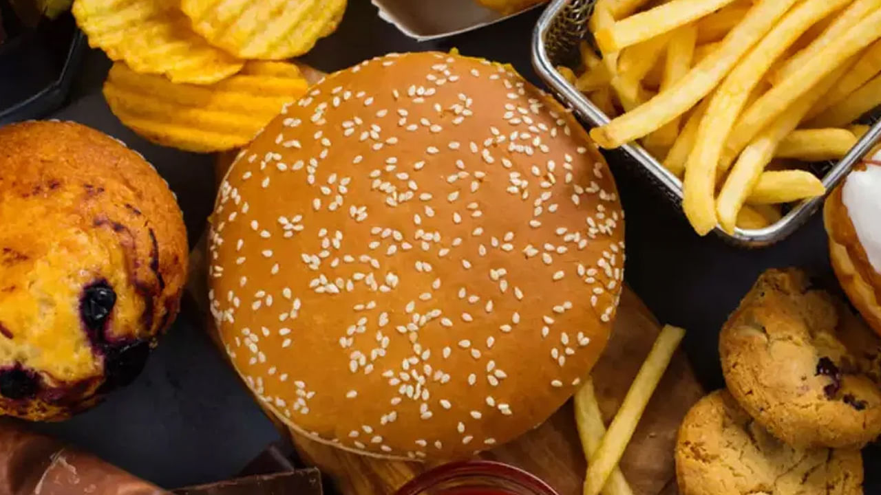 జంక్ ఫుడ్: జంక్ ఫుడ్లో అధిక మొత్తంలో సంతృప్త కొవ్వు ఎక్కువ. అంత త్వరగా జీర్ణం కాదు. రాత్రిపూట జంక్ ఫుడ్ తినడం వల్ల నిద్ర సరిగ్గా పట్టదు. ఇది మాత్రమే దీని కారణంగా మరెన్నో అనారోగ్య సమస్యలు వచ్చే అవకాశం ఉంది.